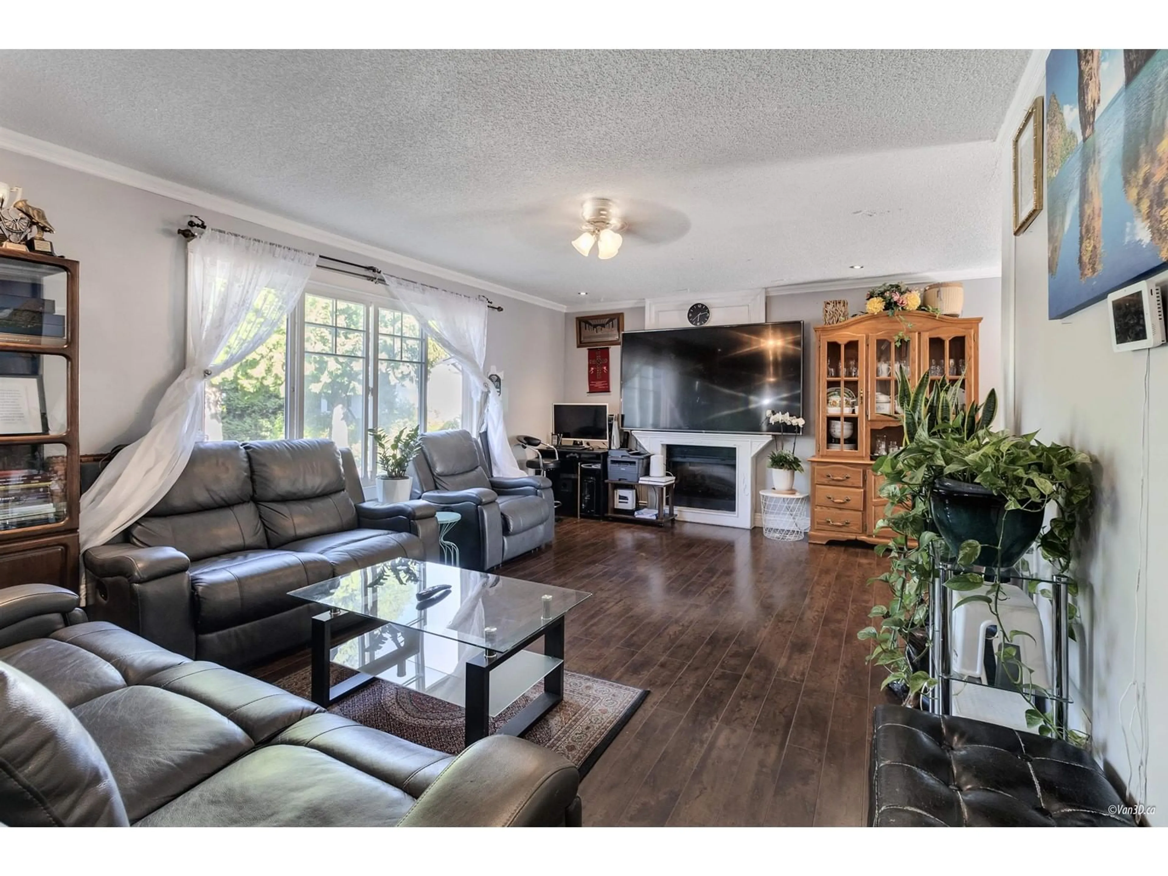 Living room with furniture, wood/laminate floor for 13246 94, Surrey British Columbia V3V6W8
