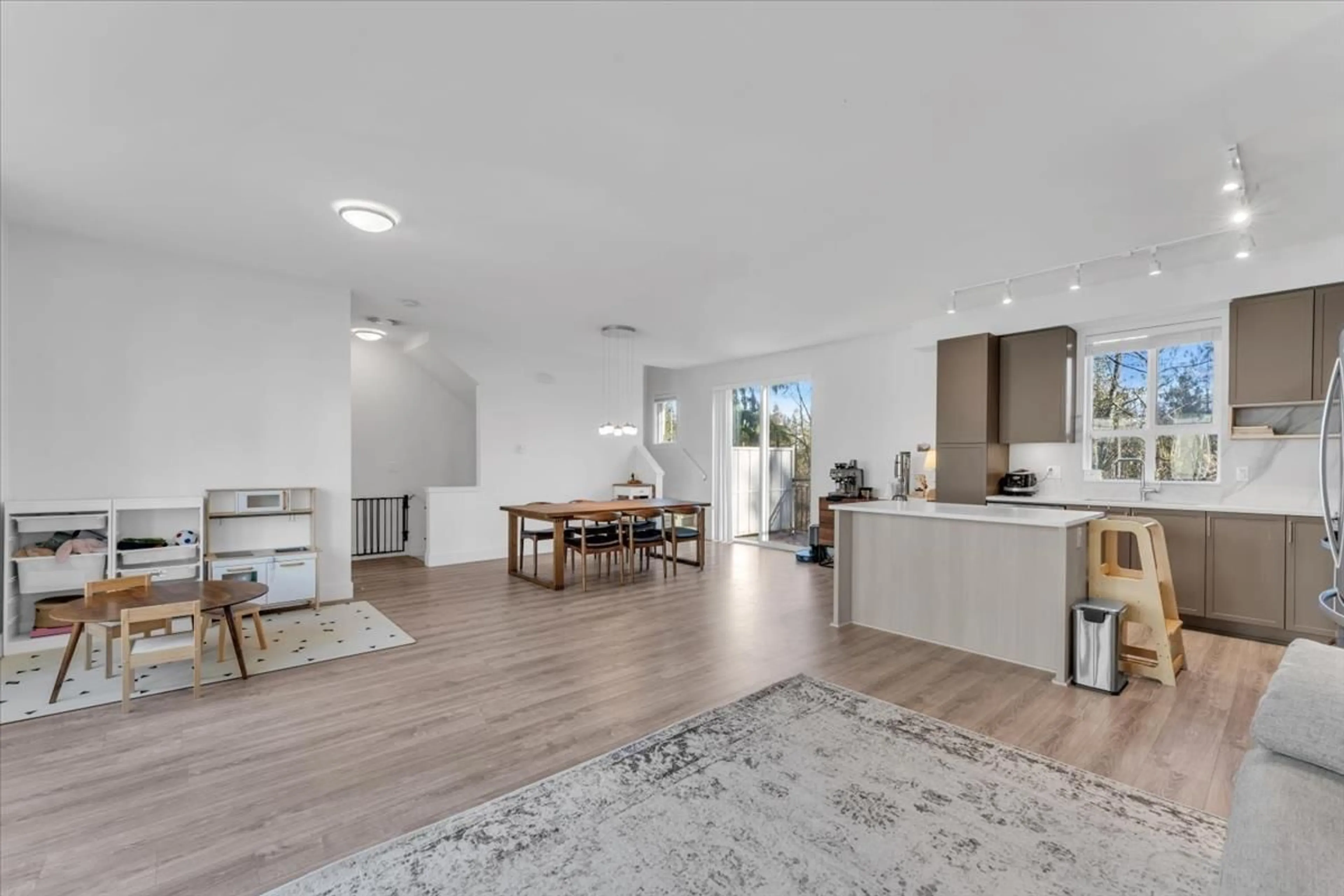 Open concept kitchen, unknown for 51 - 9688 162A, Surrey British Columbia V4N6V3