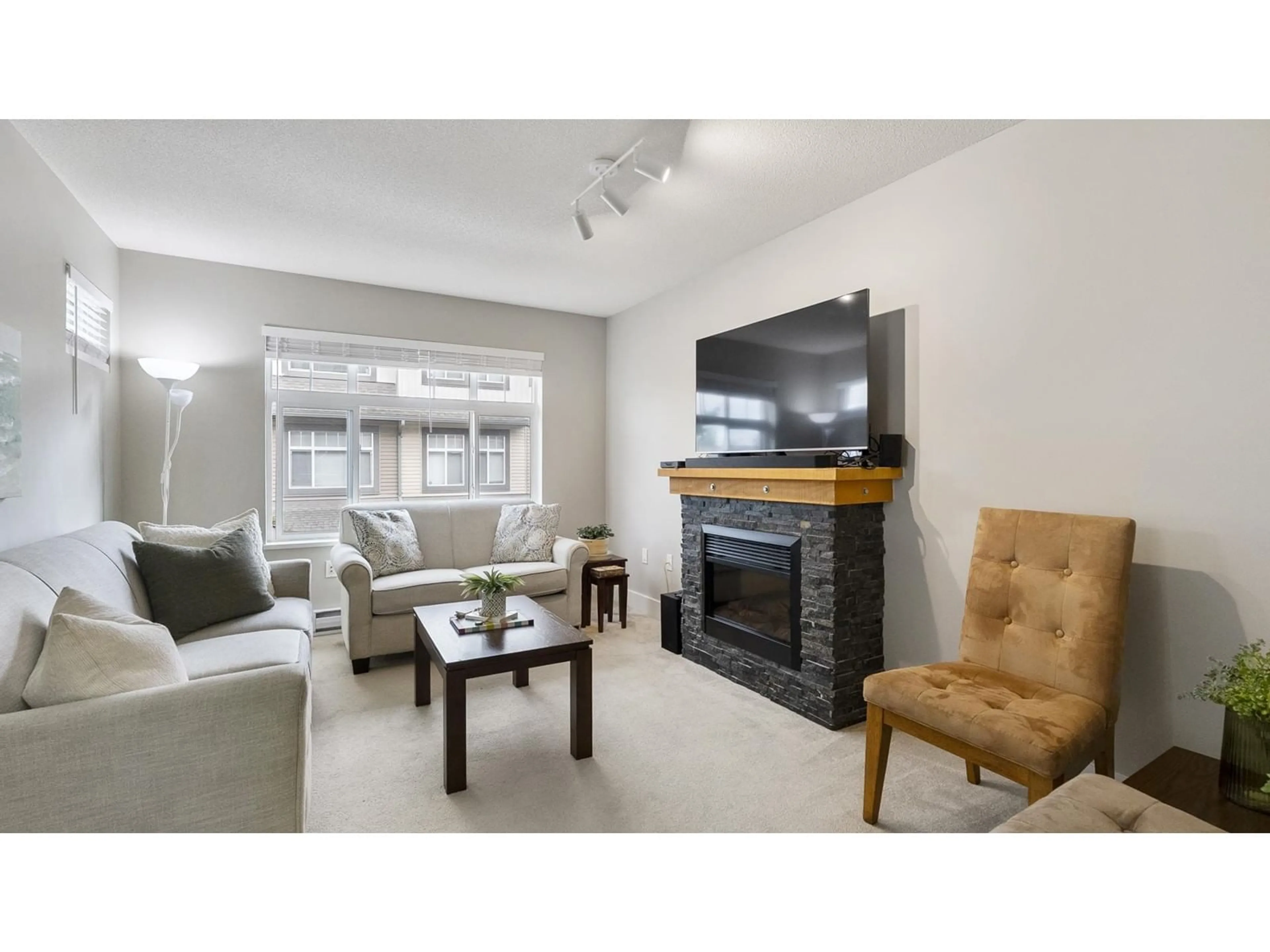 Living room with furniture, unknown for 35 - 16233 83, Surrey British Columbia V4N0Z3