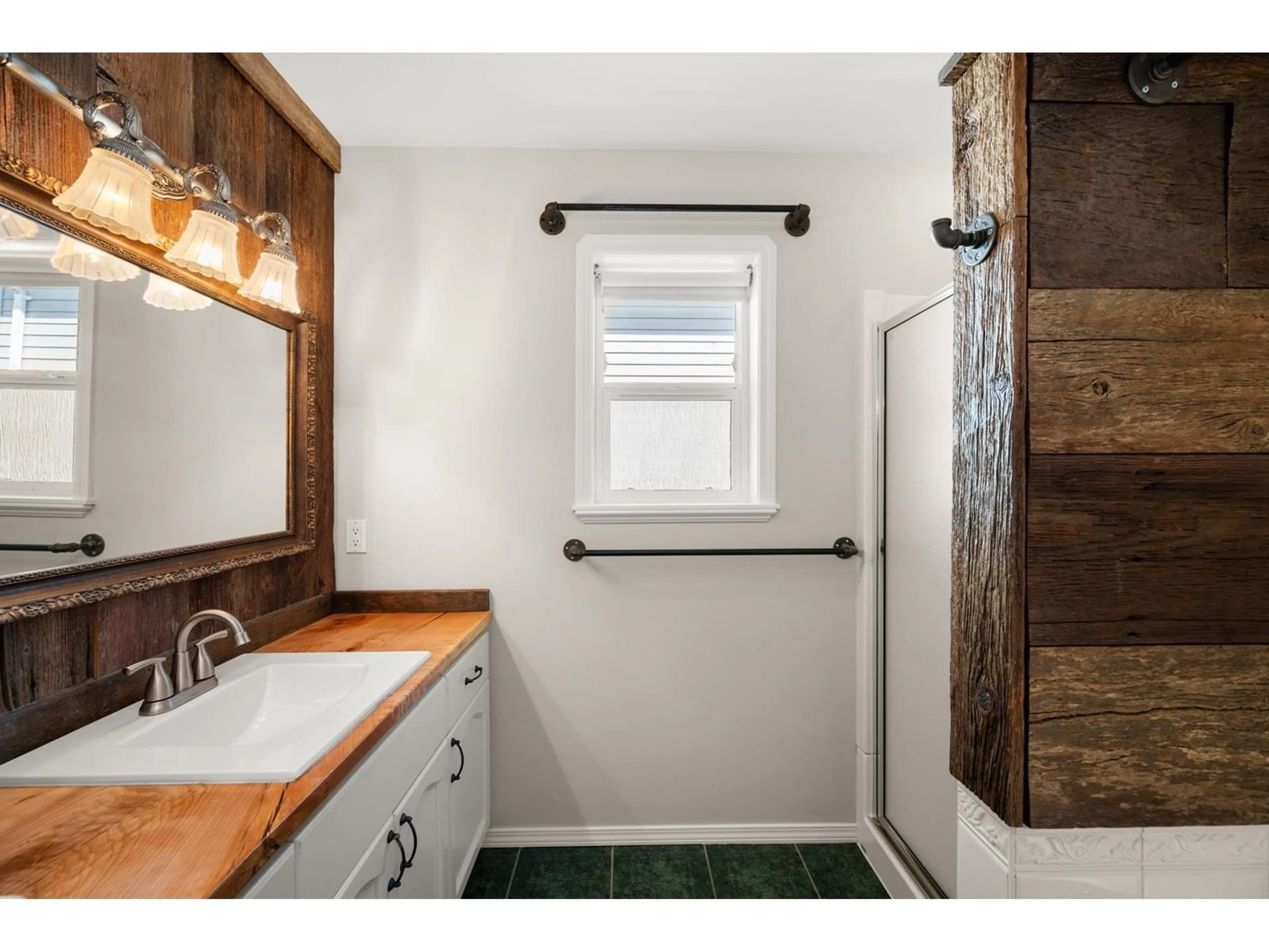 Standard bathroom, ceramic/tile floor for 34653 7TH, Abbotsford British Columbia V2S8C4