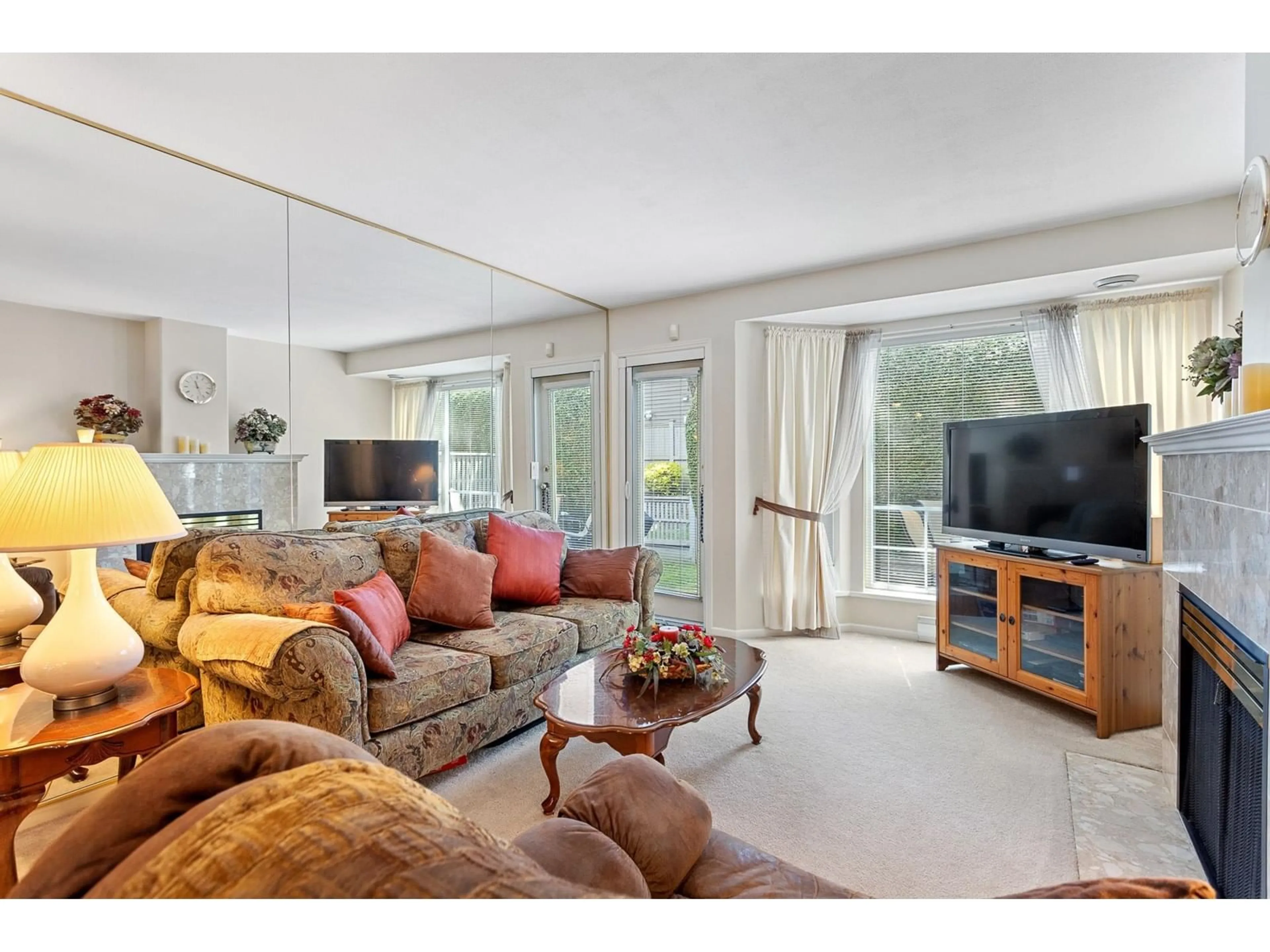 Living room with furniture, unknown for 2 - 7127 124, Surrey British Columbia V3W3W9