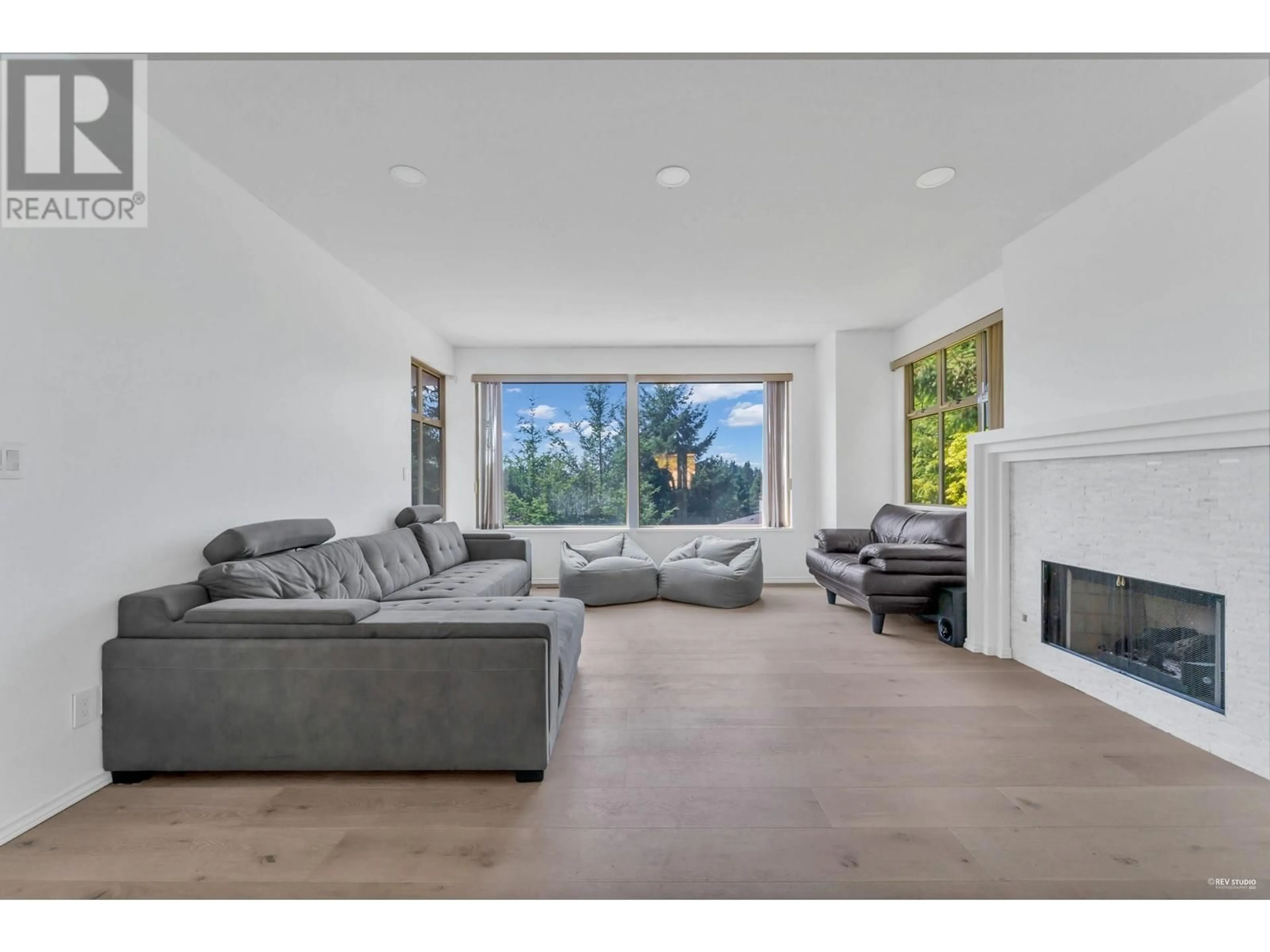 Living room with furniture, unknown for 4809 NORTHWOOD PLACE, West Vancouver British Columbia V7S3C5