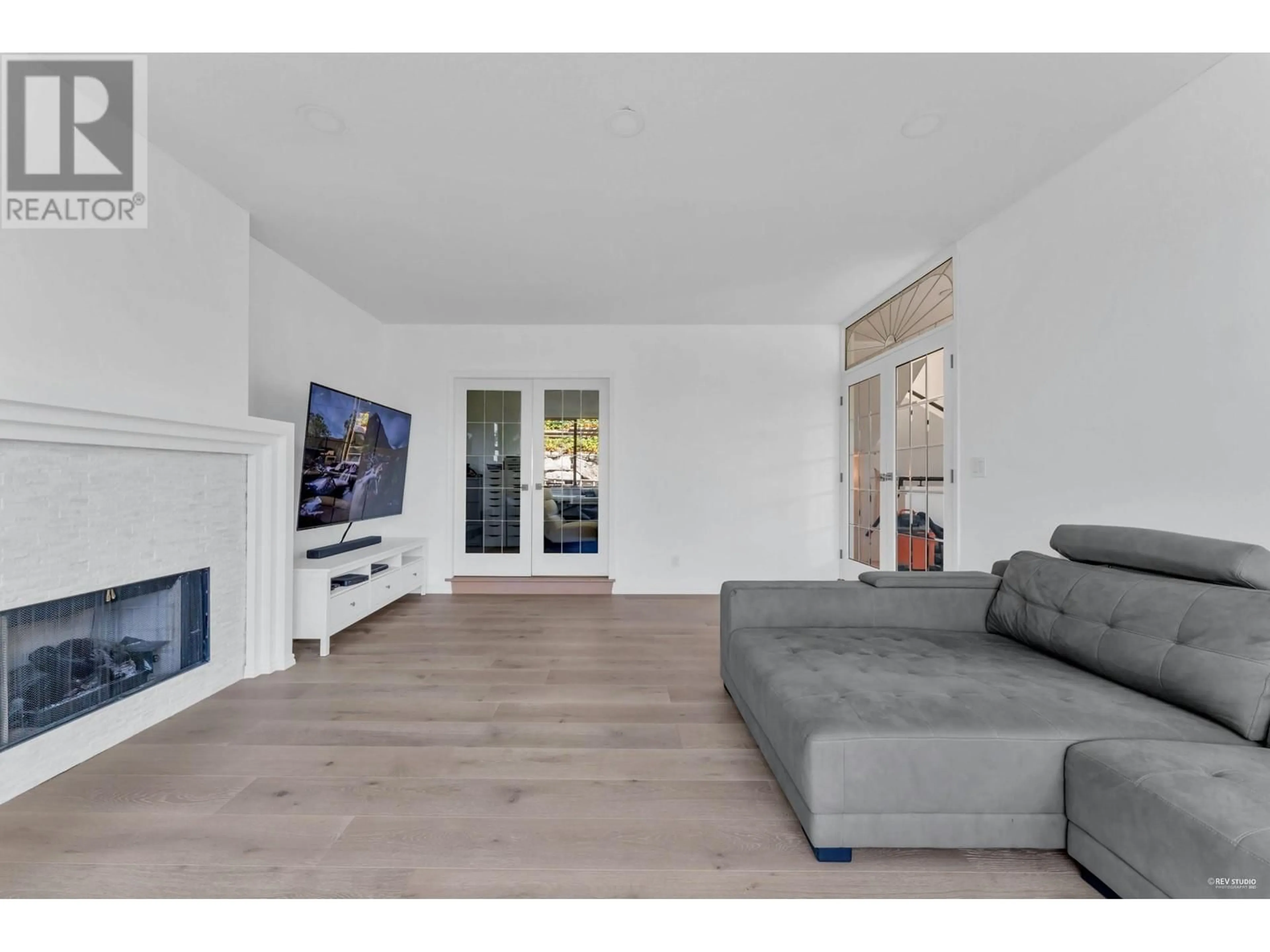 Living room with furniture, wood/laminate floor for 4809 NORTHWOOD PLACE, West Vancouver British Columbia V7S3C5