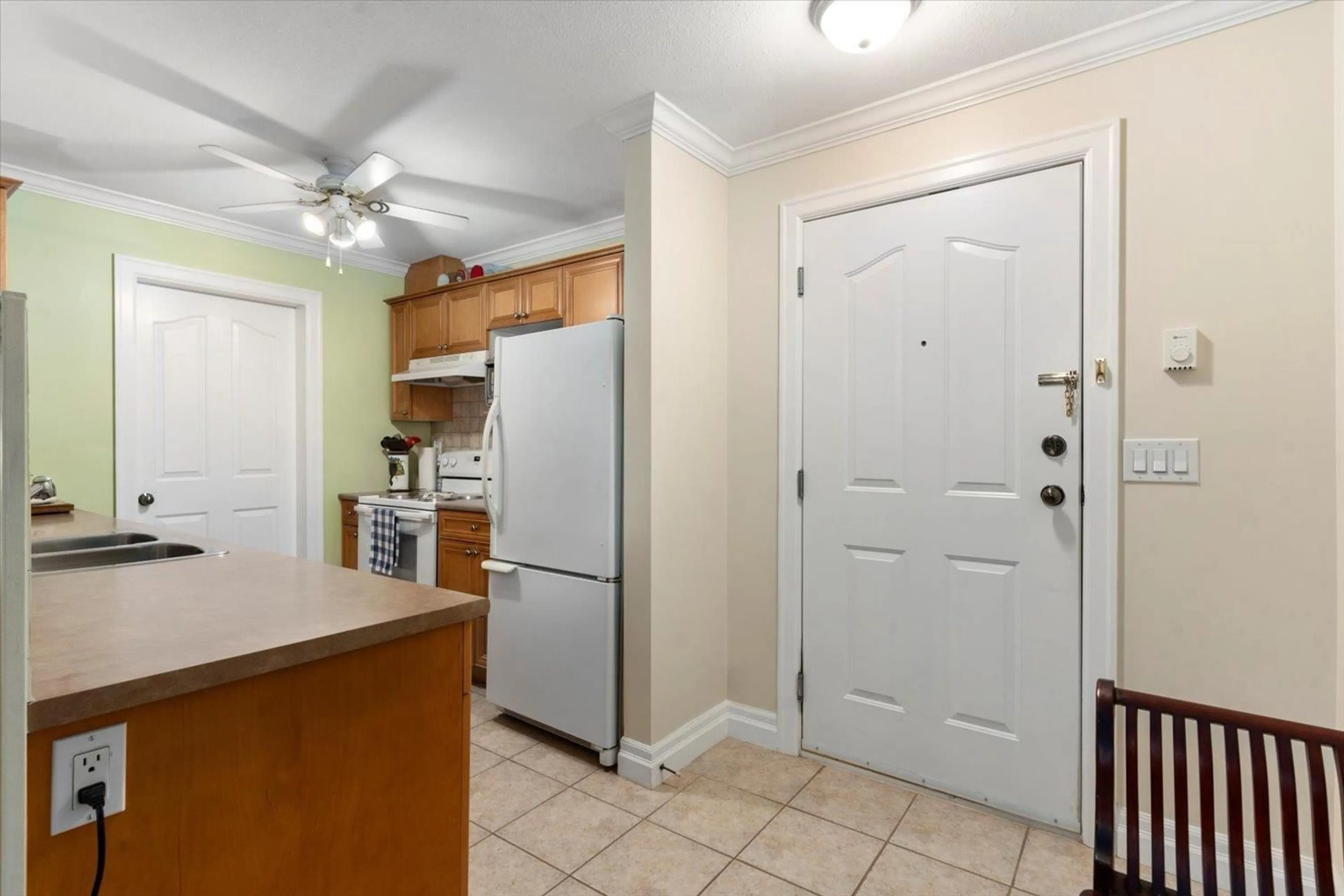 Standard kitchen, ceramic/tile floor for 101 - 45769 STEVENSON ROAD, Chilliwack British Columbia V2R5Z2