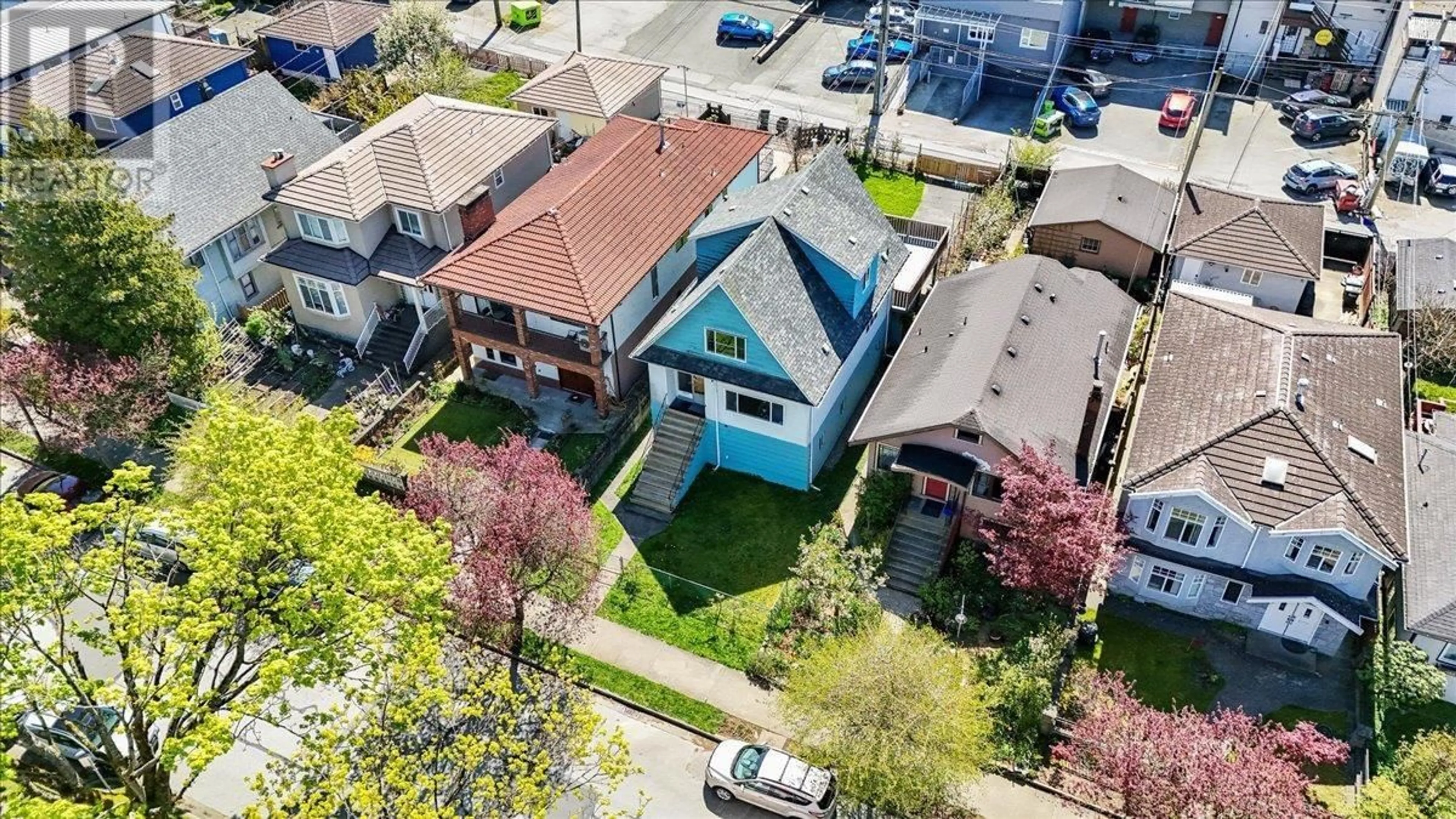 A pic from outside/outdoor area/front of a property/back of a property/a pic from drone, street for 2656 FRANKLIN STREET, Vancouver British Columbia V5K1X6