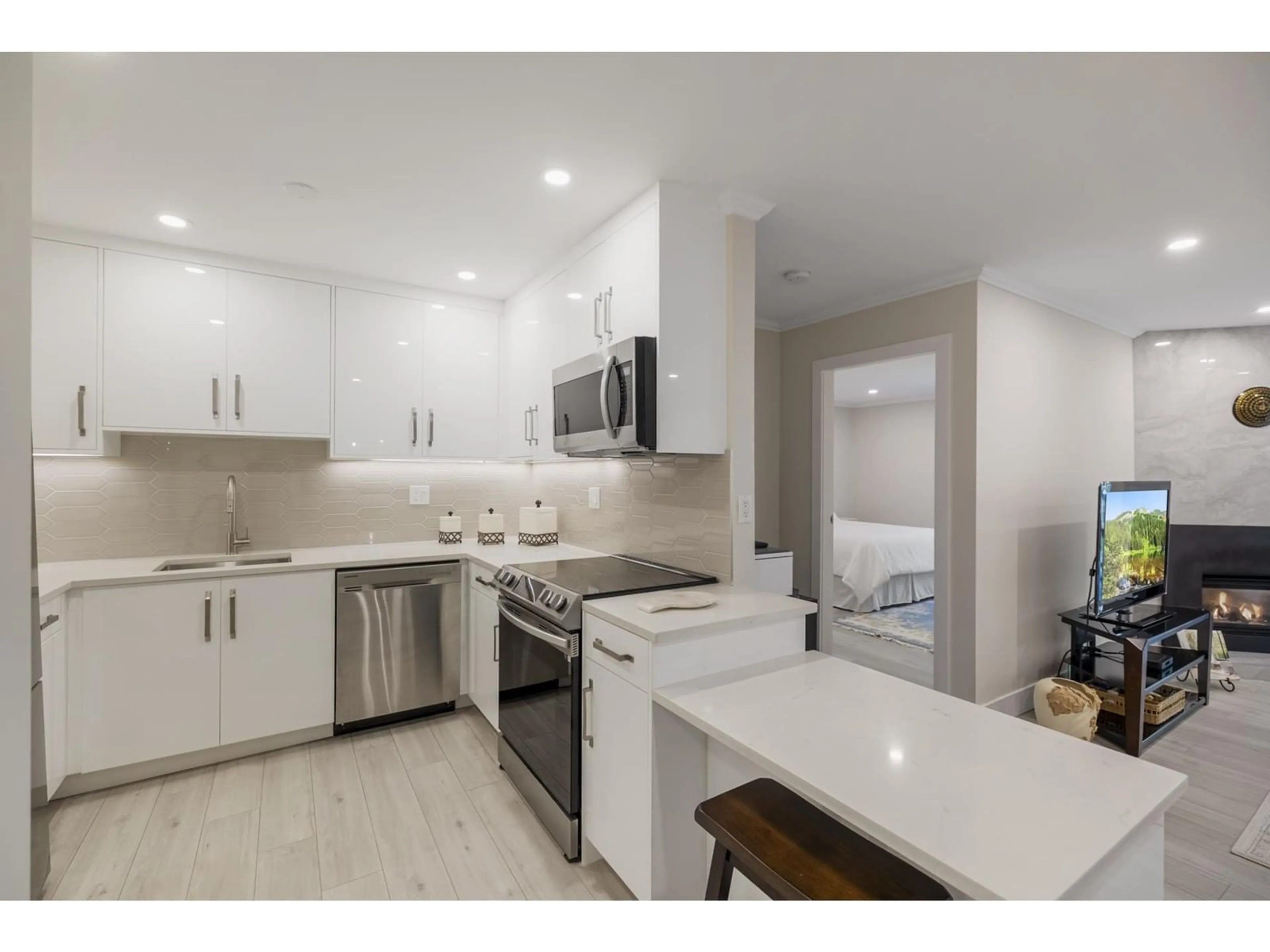 Open concept kitchen, ceramic/tile floor for 106 - 5379 205, Langley British Columbia V3A7V7