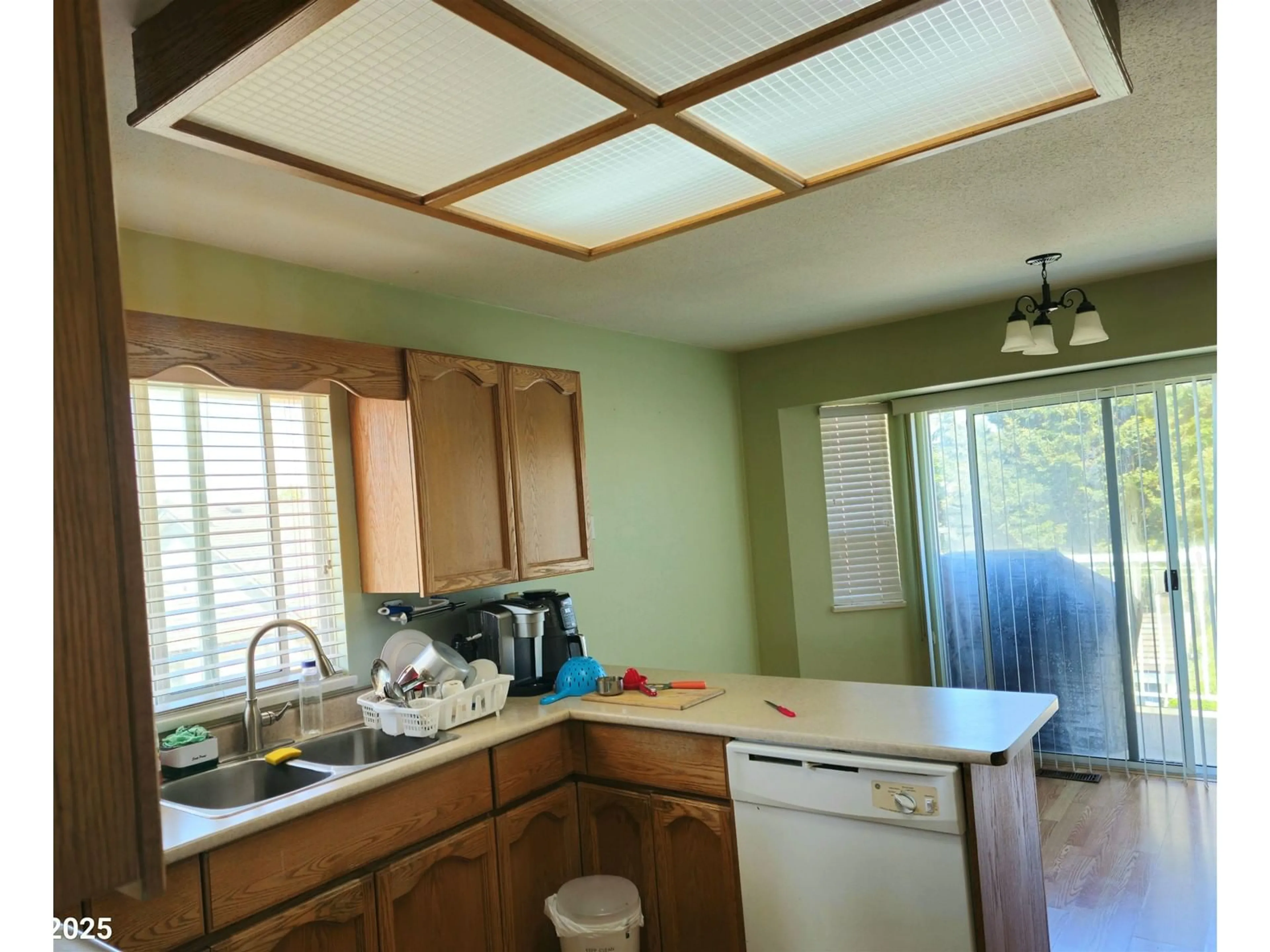 Standard kitchen, unknown for 31005 UPPER MACLURE, Abbotsford British Columbia V2T5J5