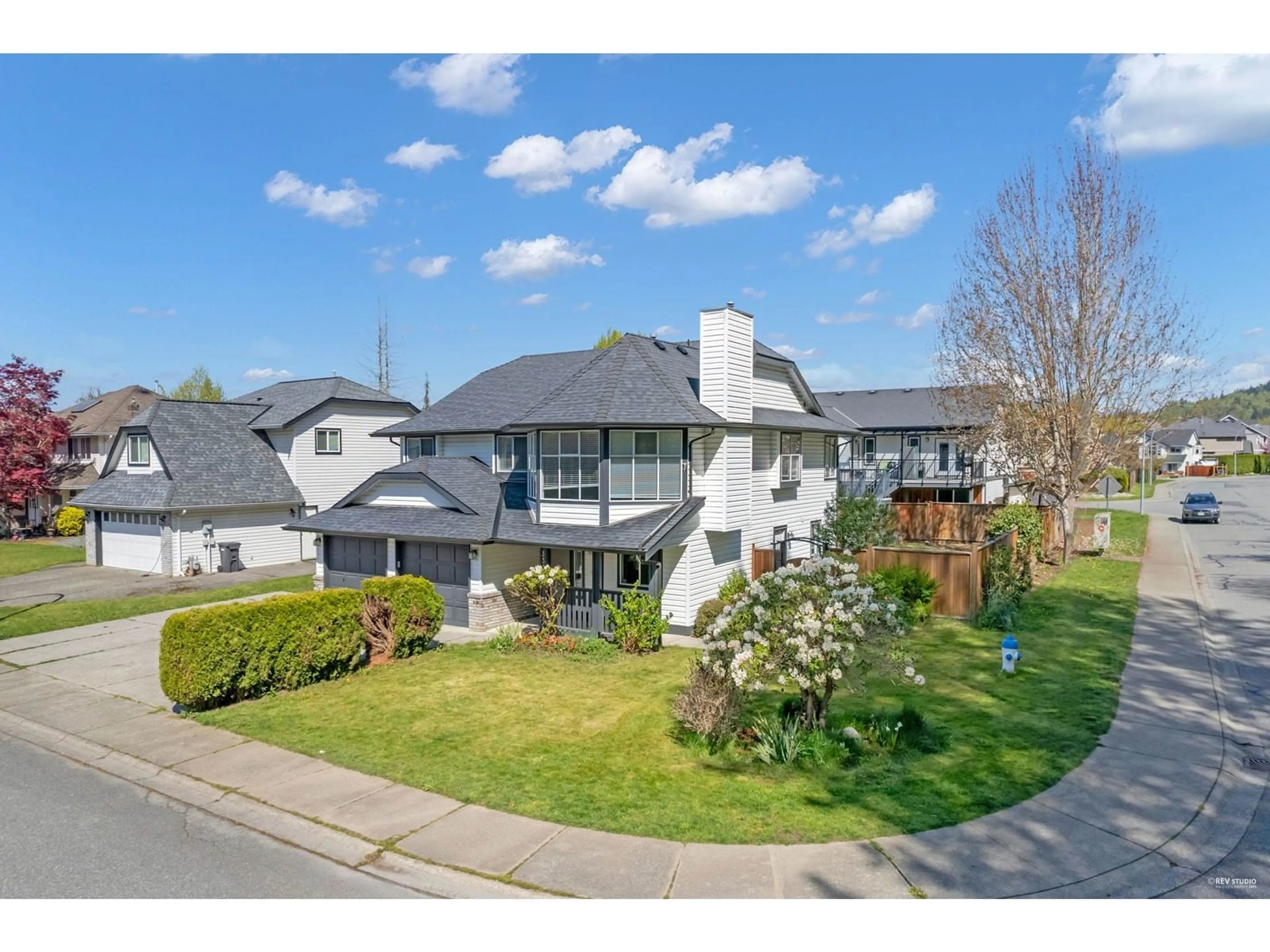 A pic from outside/outdoor area/front of a property/back of a property/a pic from drone, street for 35493 LETHBRIDGE, Abbotsford British Columbia V3G1J4