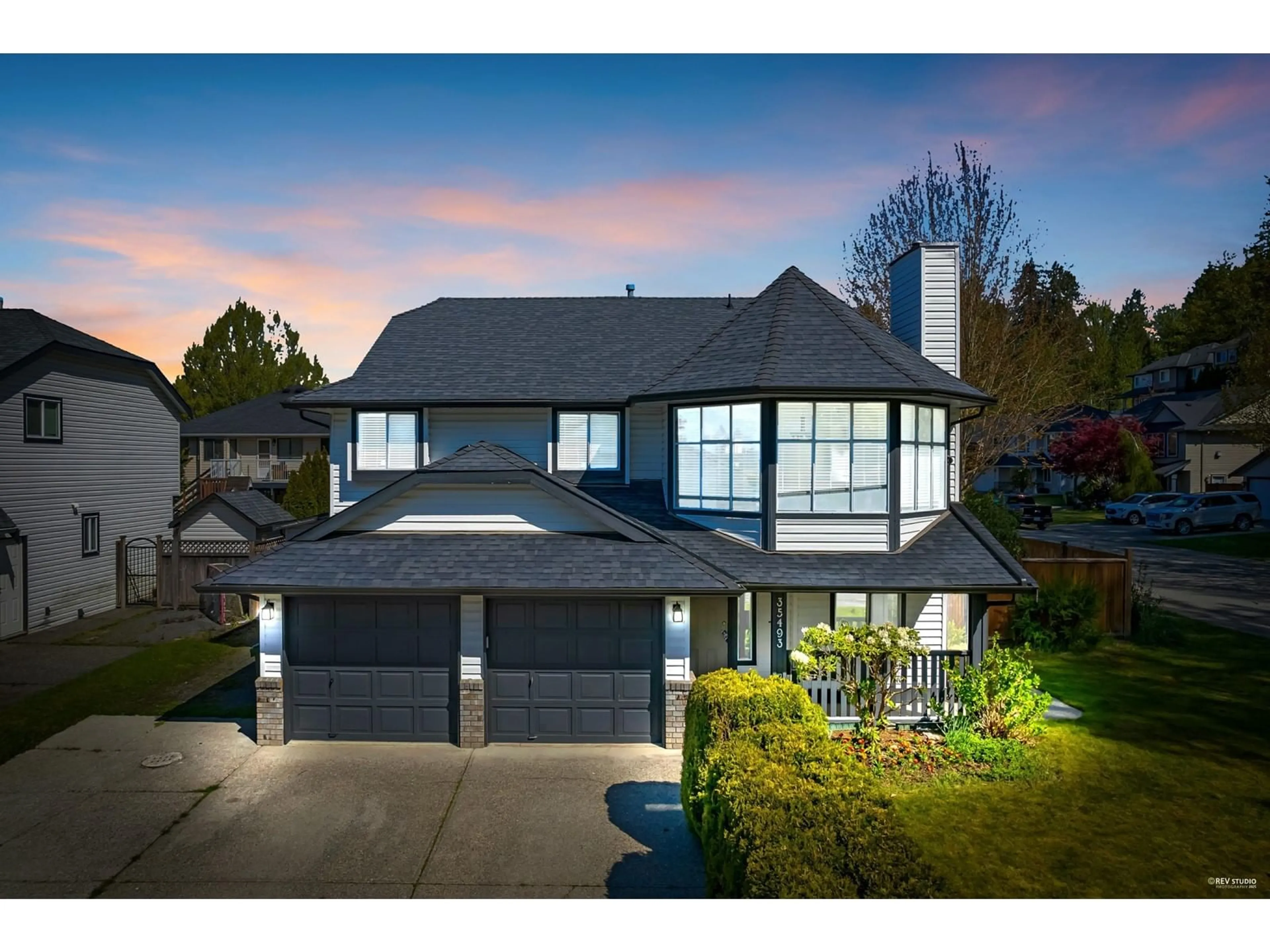 A pic from outside/outdoor area/front of a property/back of a property/a pic from drone, street for 35493 LETHBRIDGE, Abbotsford British Columbia V3G1J4