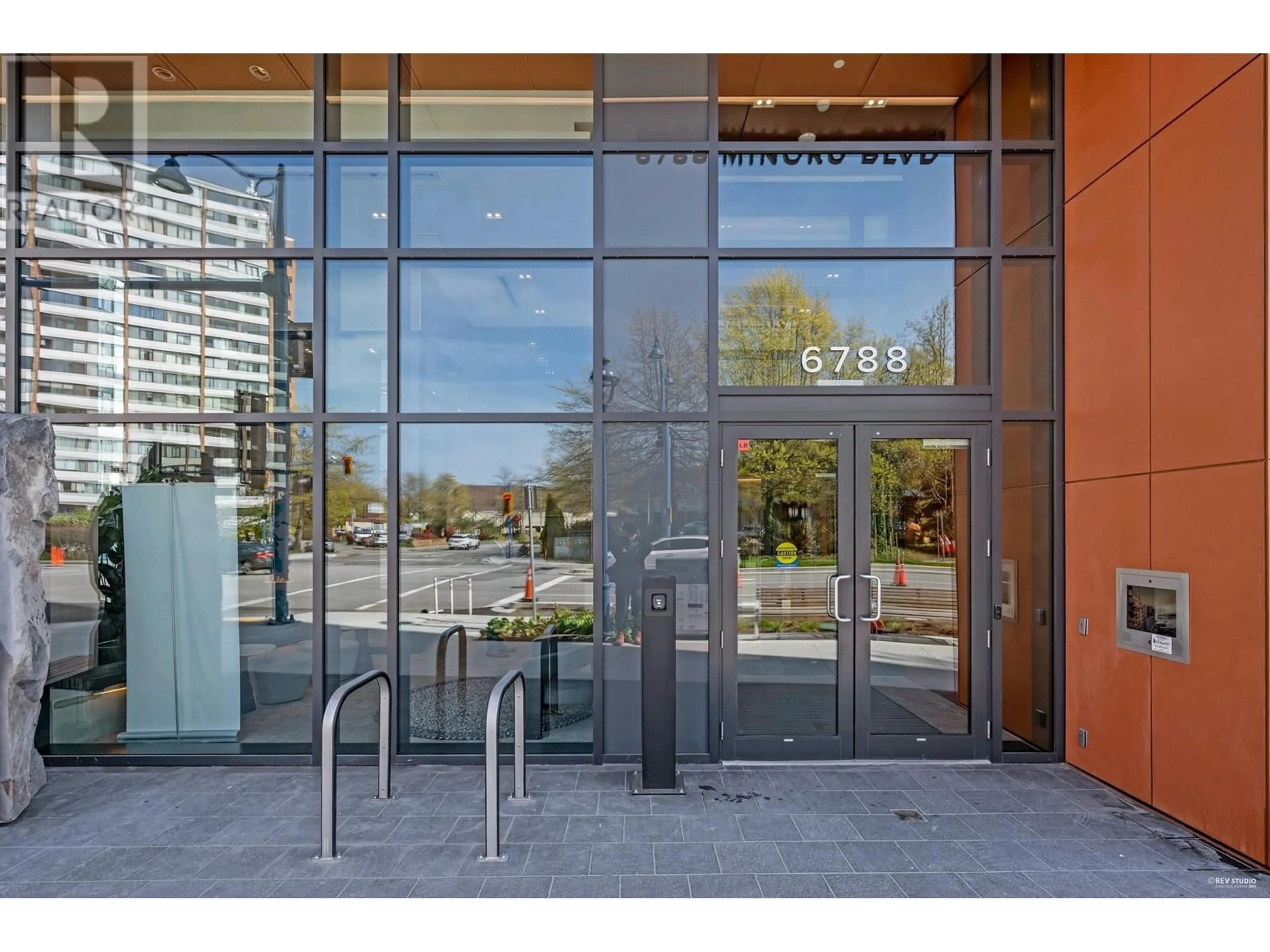 Indoor foyer for 1103 - 6788 MINORU BOULEVARD, Richmond British Columbia V6Y0M6
