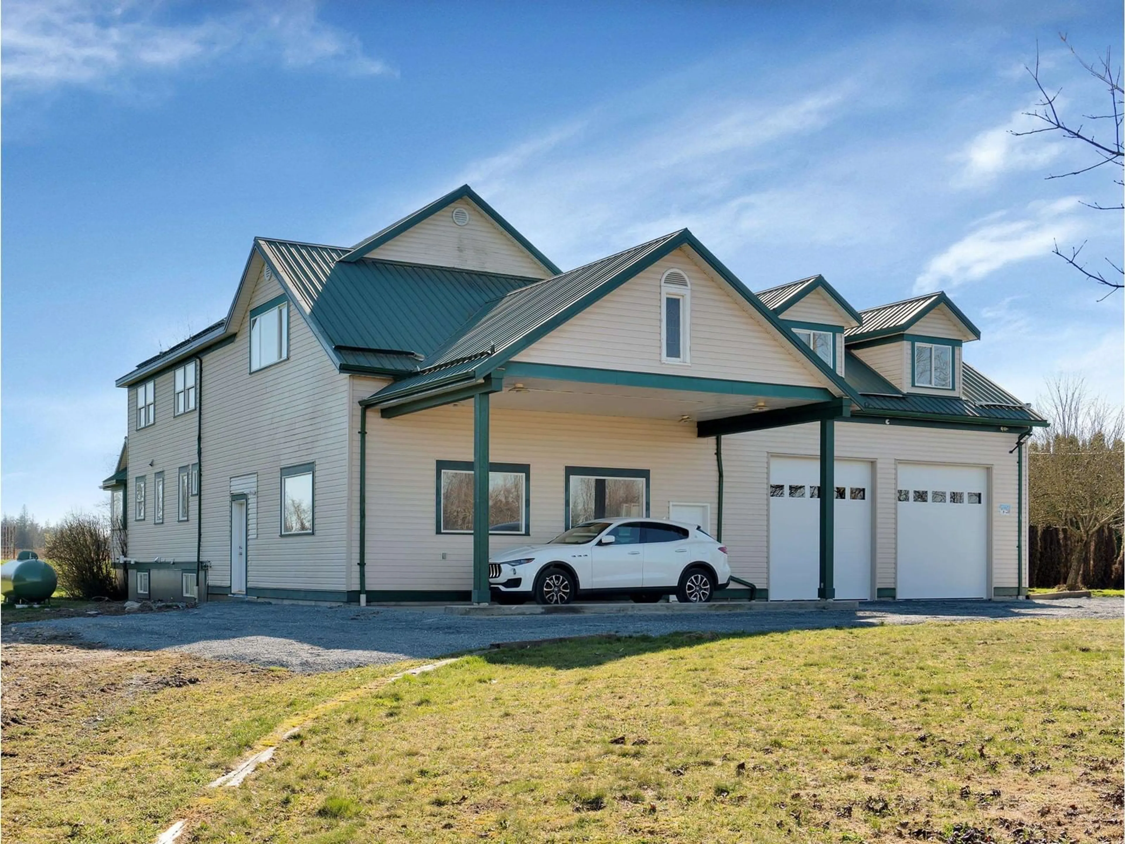 Home with vinyl exterior material, building for 27550 48, Langley British Columbia V4W1S1