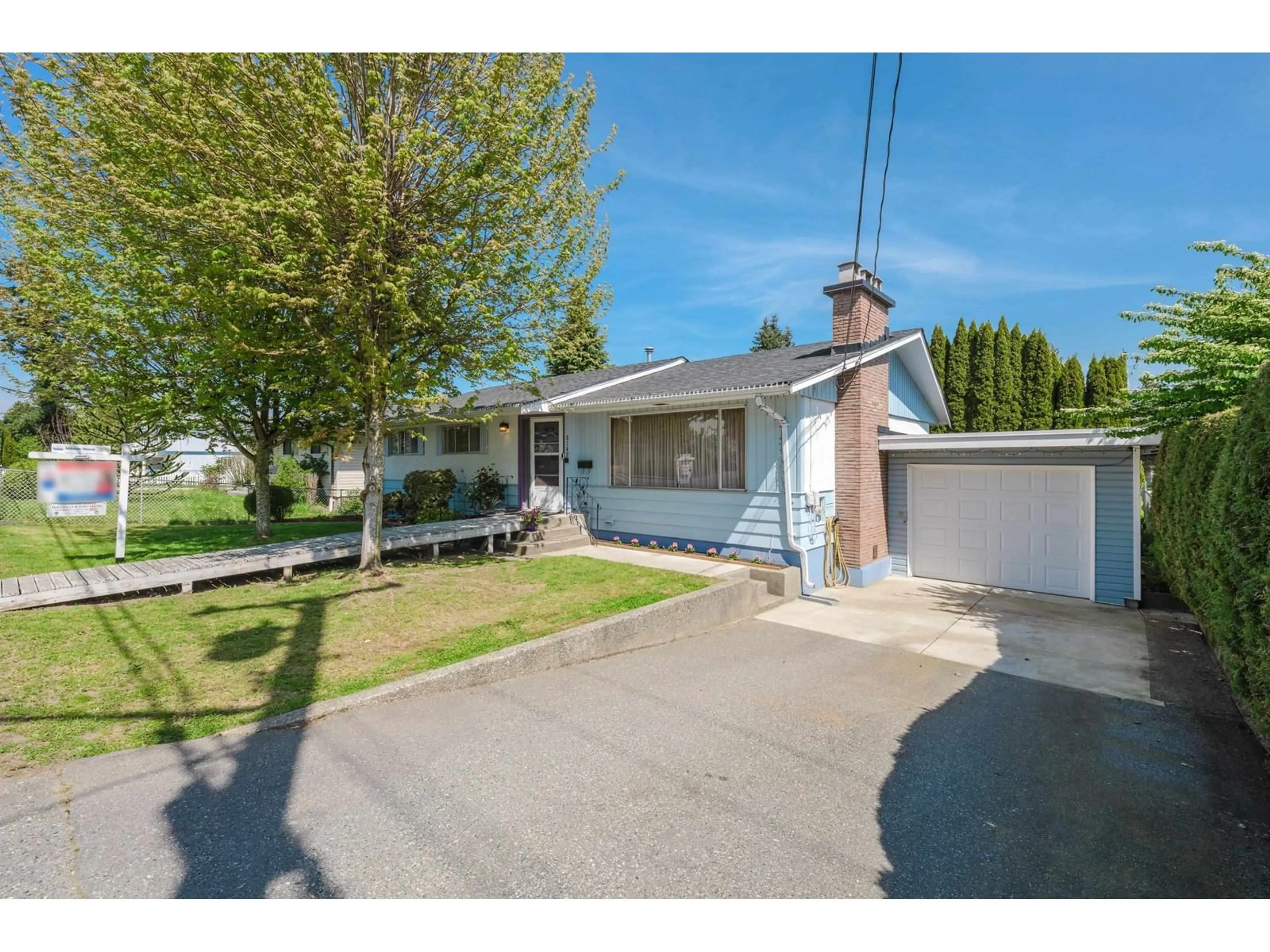 A pic from outside/outdoor area/front of a property/back of a property/a pic from drone, street for 2142 WARE, Abbotsford British Columbia V2S3C2