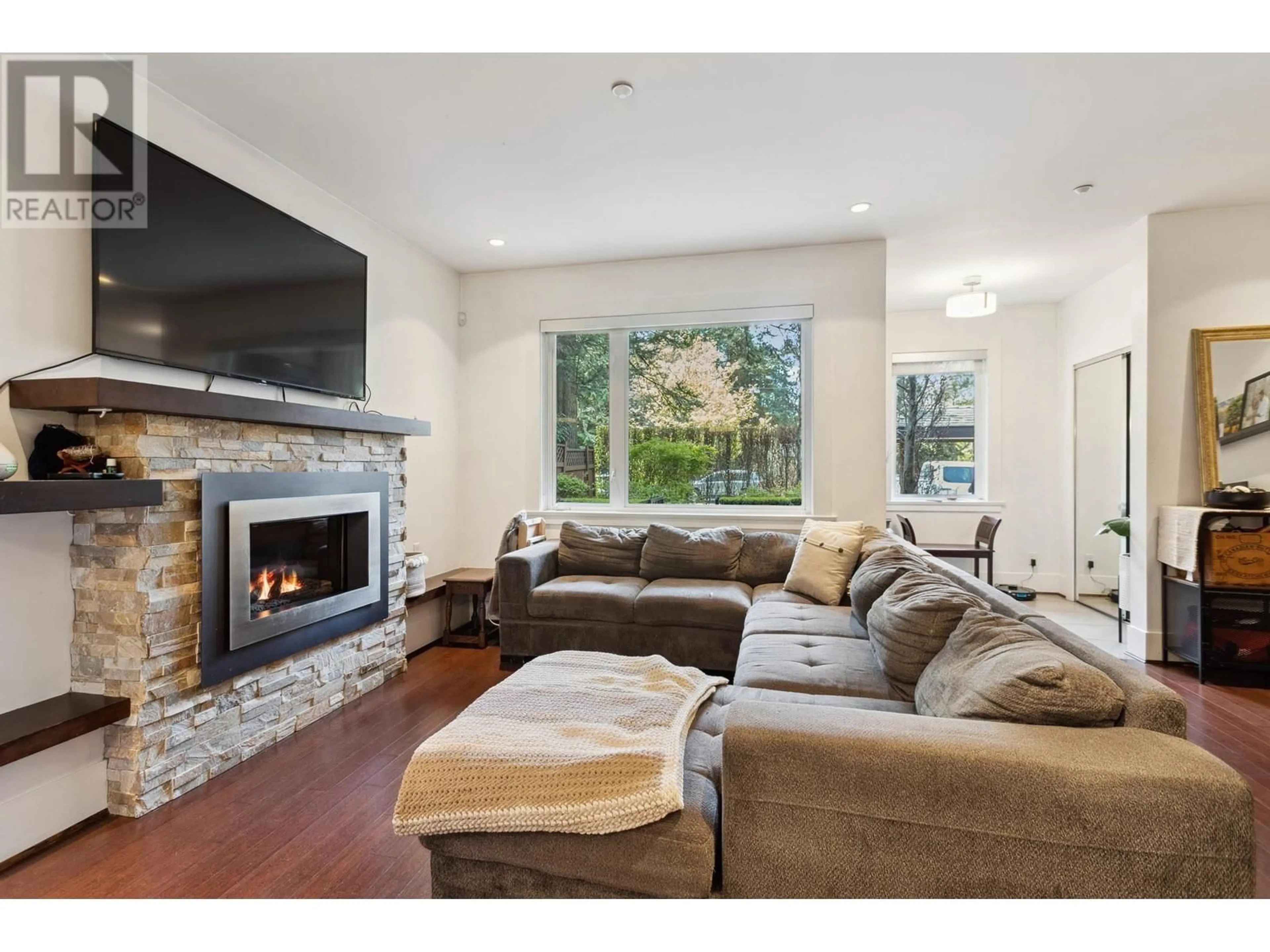 Living room with furniture, unknown for 352 3RD STREET, North Vancouver British Columbia V7L1E9