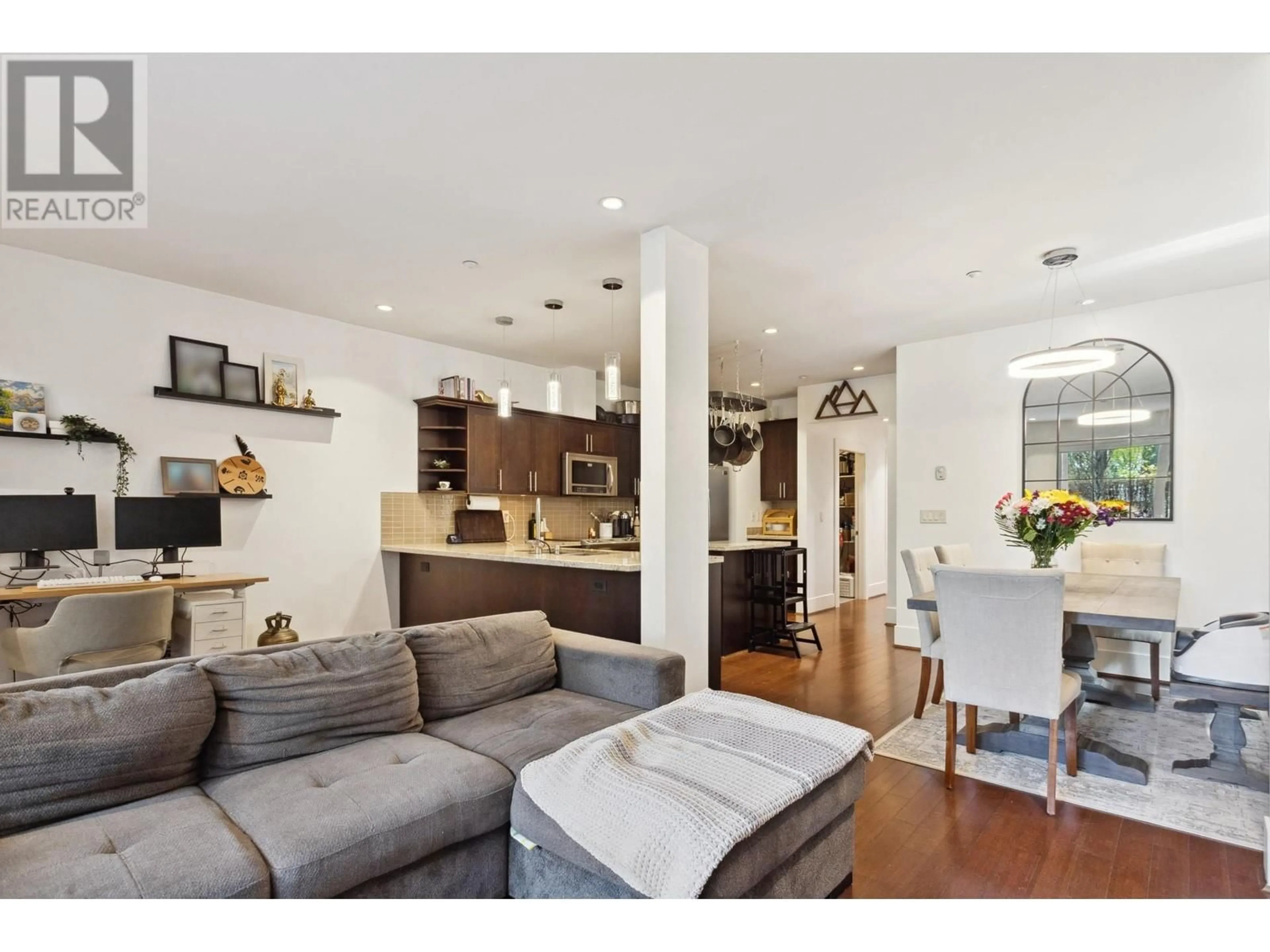 Living room with furniture, unknown for 352 3RD STREET, North Vancouver British Columbia V7L1E9