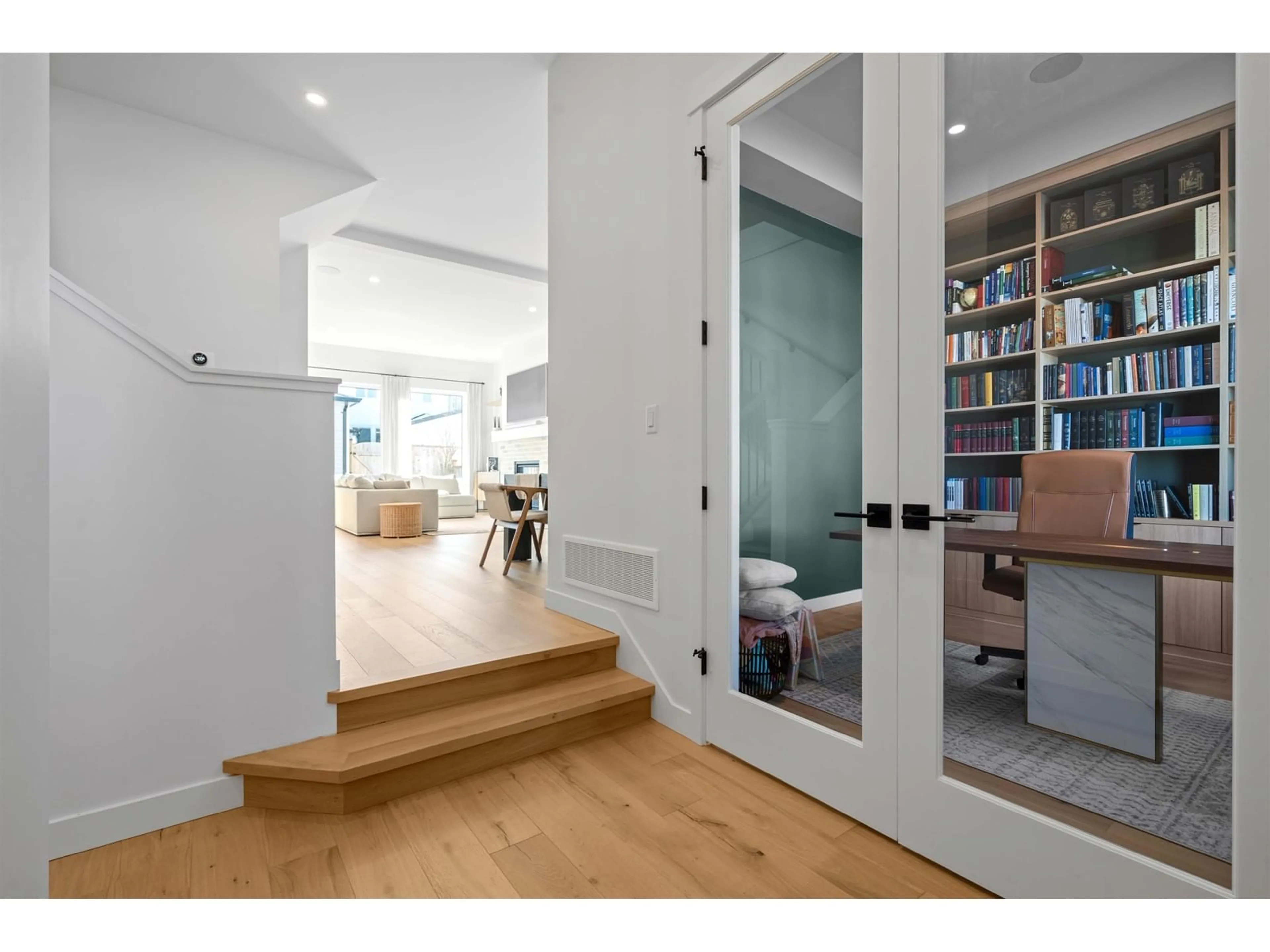 Indoor foyer for 19666 75B, Langley British Columbia V2Y3T2
