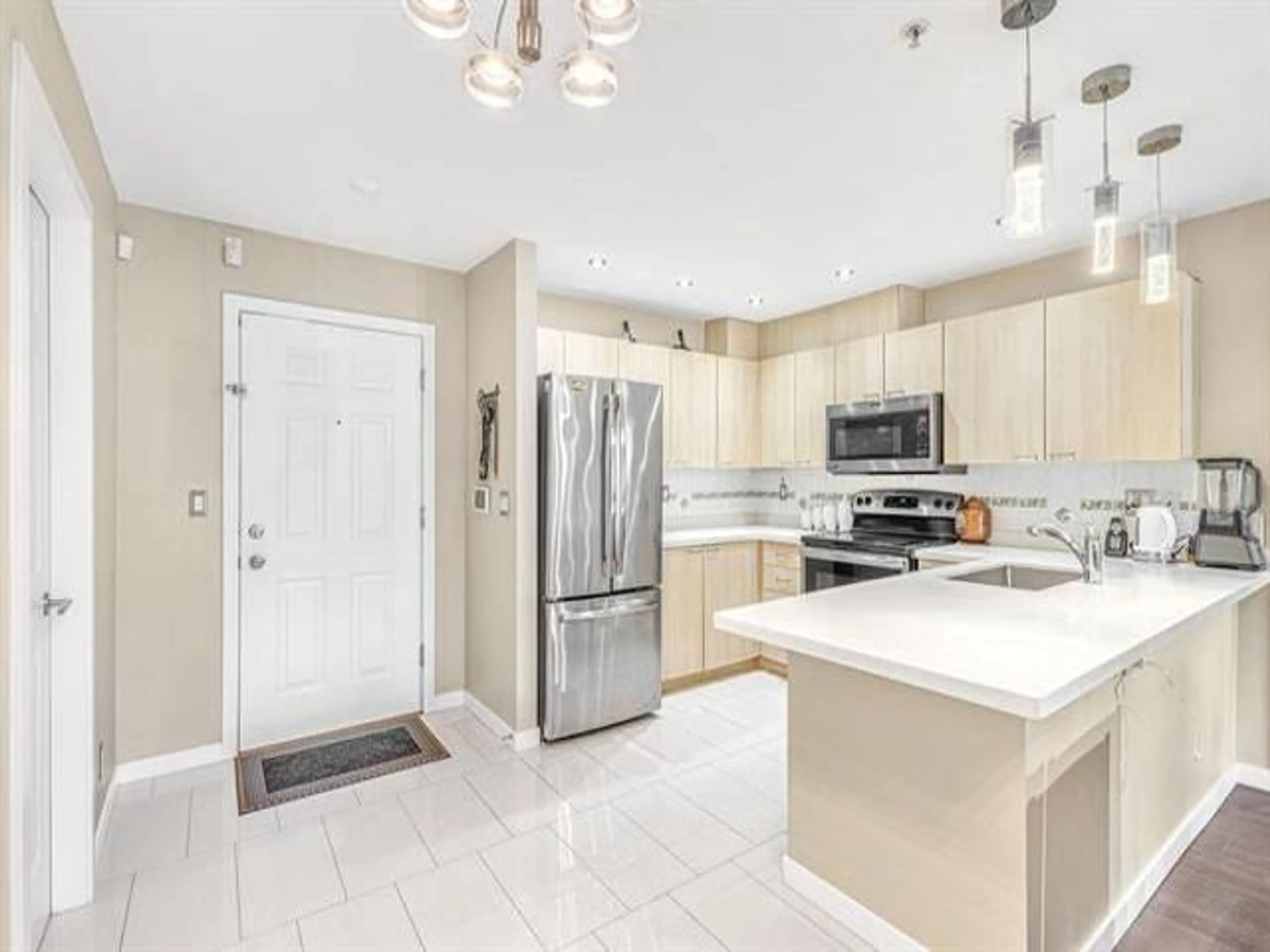 Open concept kitchen, ceramic/tile floor for 207 - 12083 92A, Surrey British Columbia V3V8C8