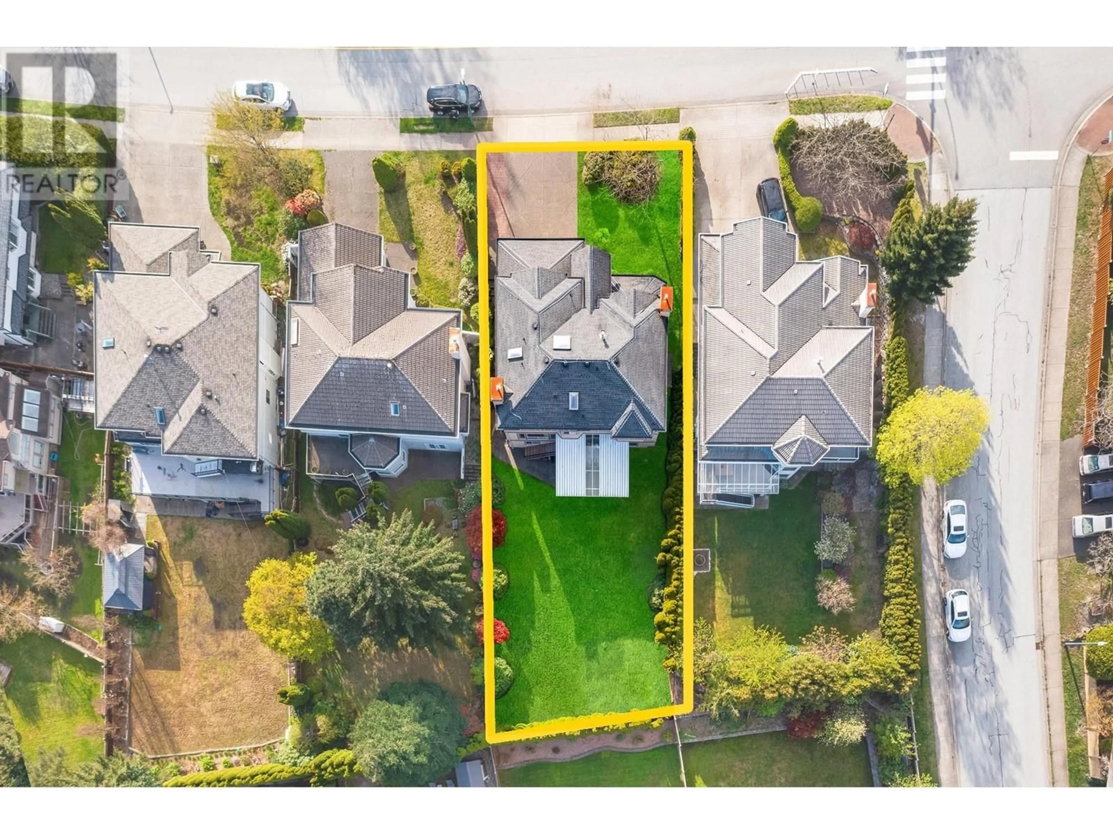 A pic from outside/outdoor area/front of a property/back of a property/a pic from drone, street for 1431 PINETREE WAY, Coquitlam British Columbia V3E2T6