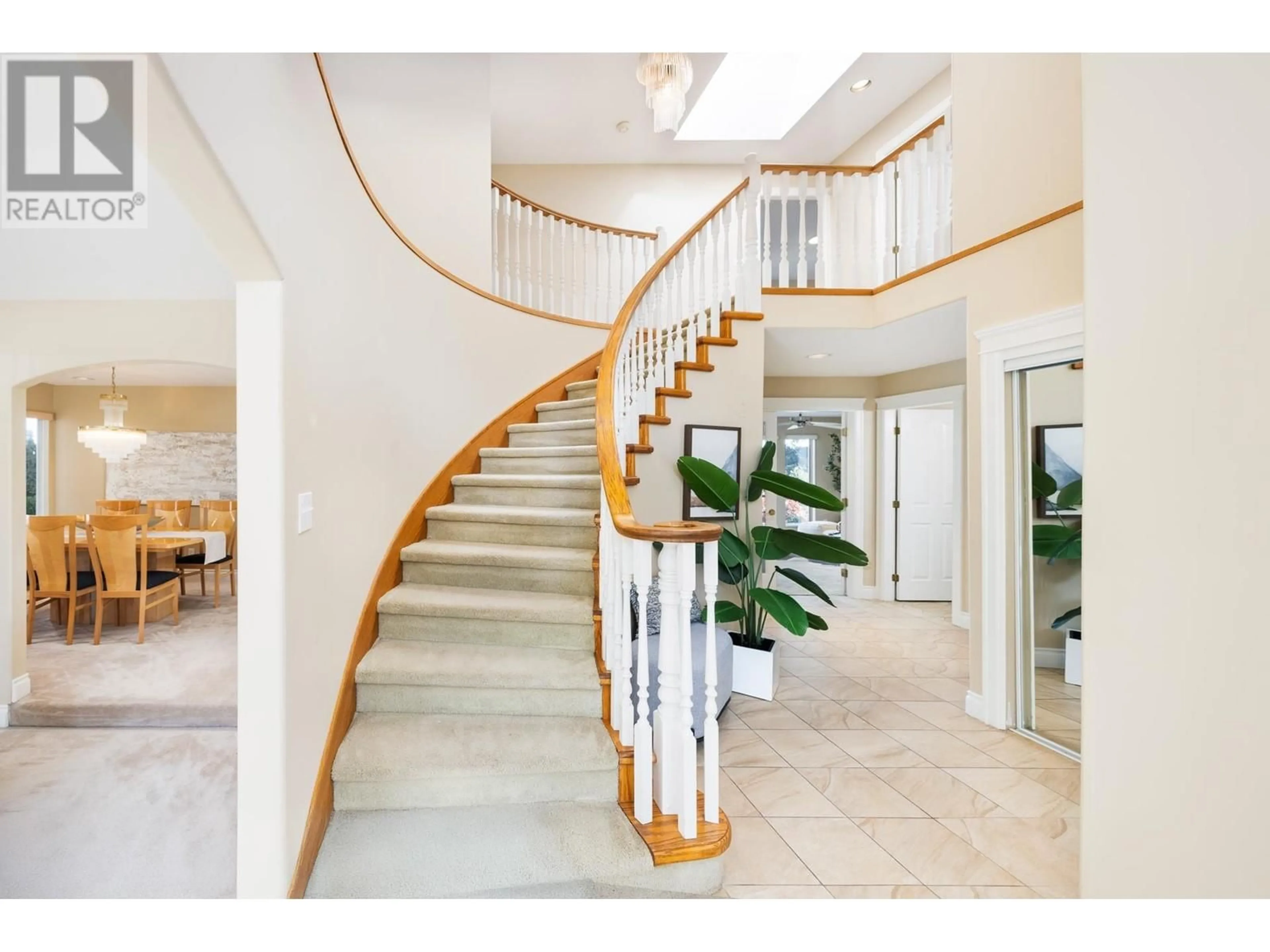 Indoor foyer for 1431 PINETREE WAY, Coquitlam British Columbia V3E2T6