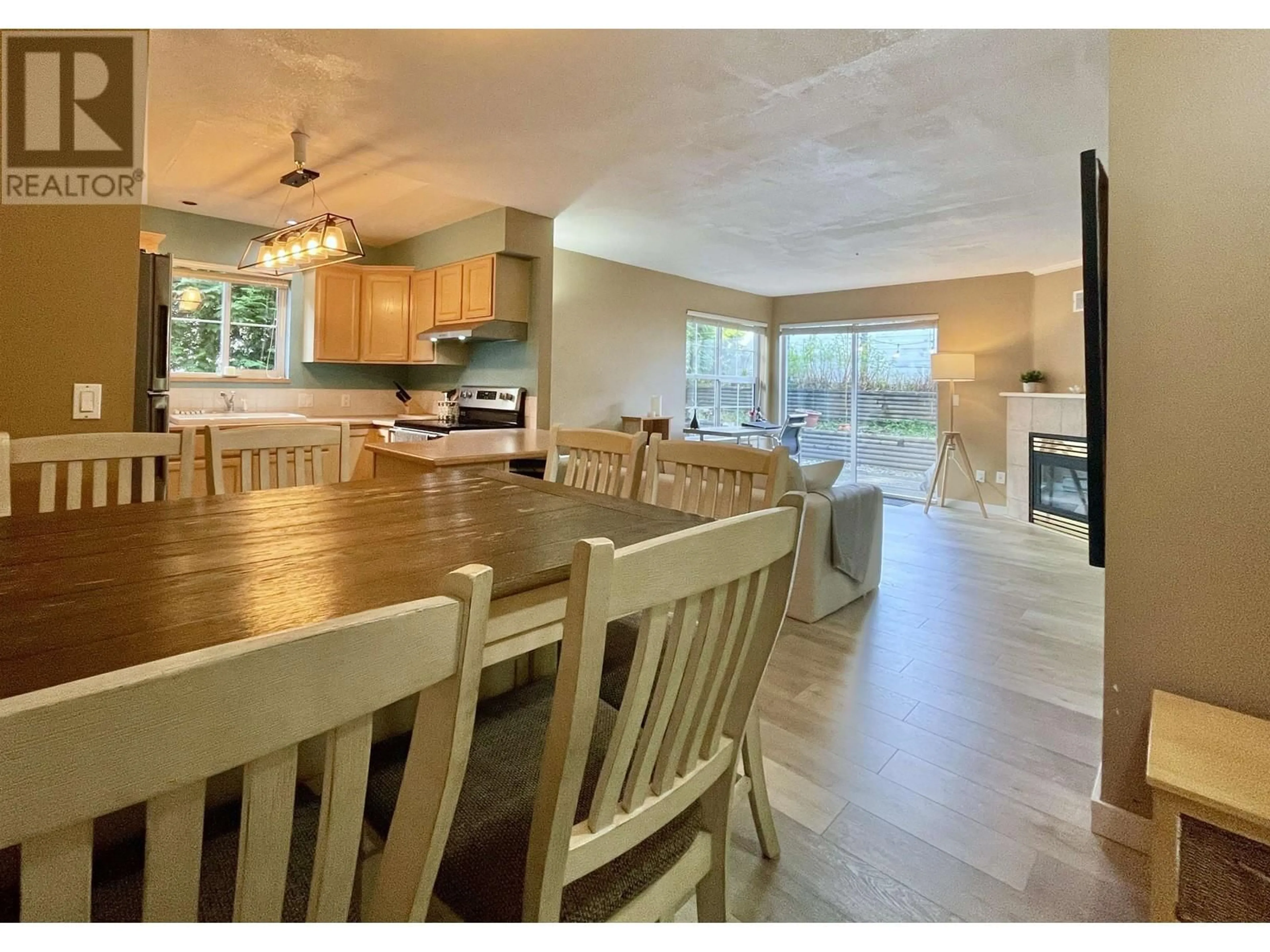 Open concept kitchen, wood/laminate floor for 35 - 689 PARK ROAD, Gibsons British Columbia V0N1V7