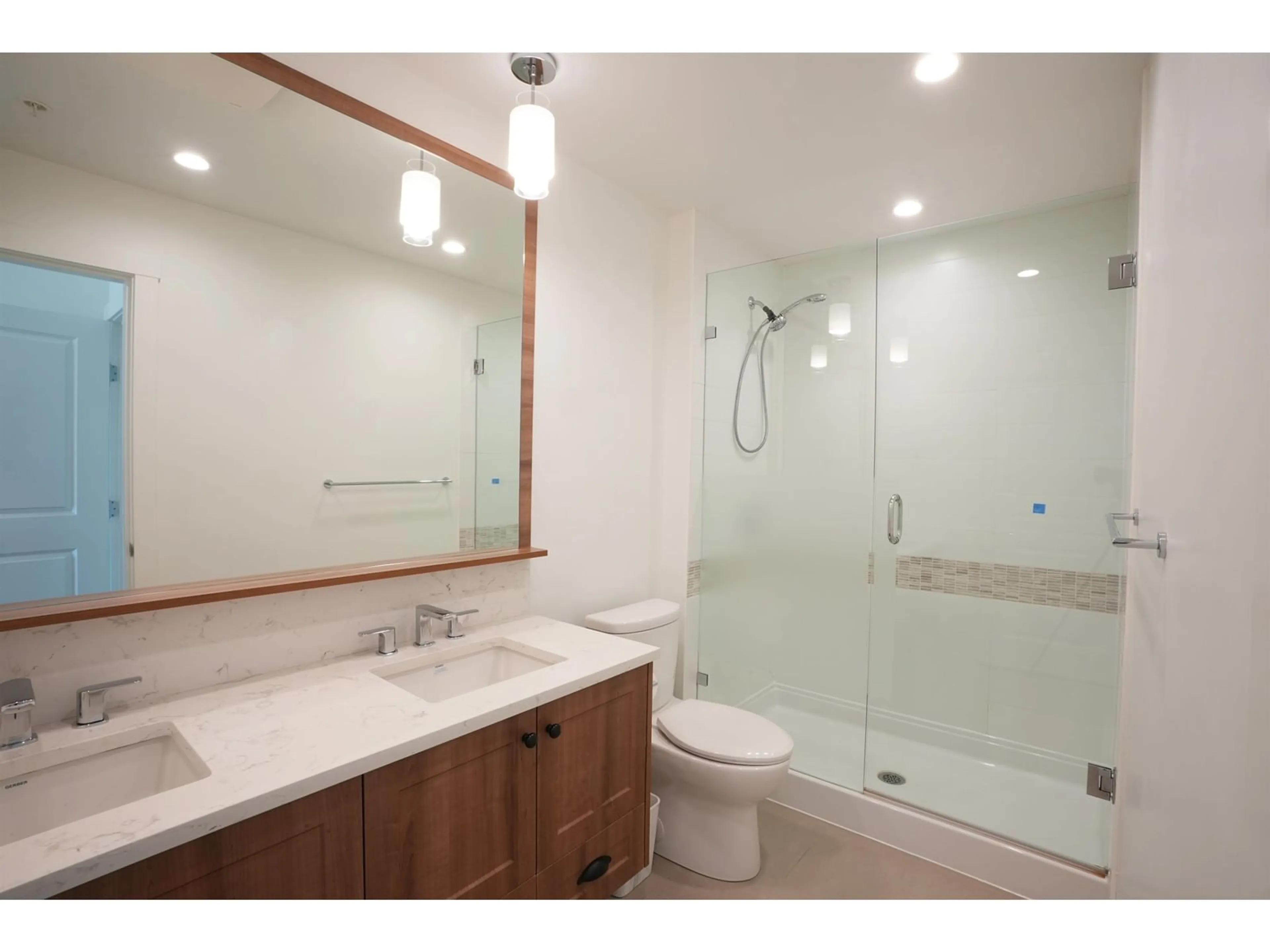 Standard bathroom, ceramic/tile floor for B208 - 20487 65, Langley British Columbia V2Y3E3