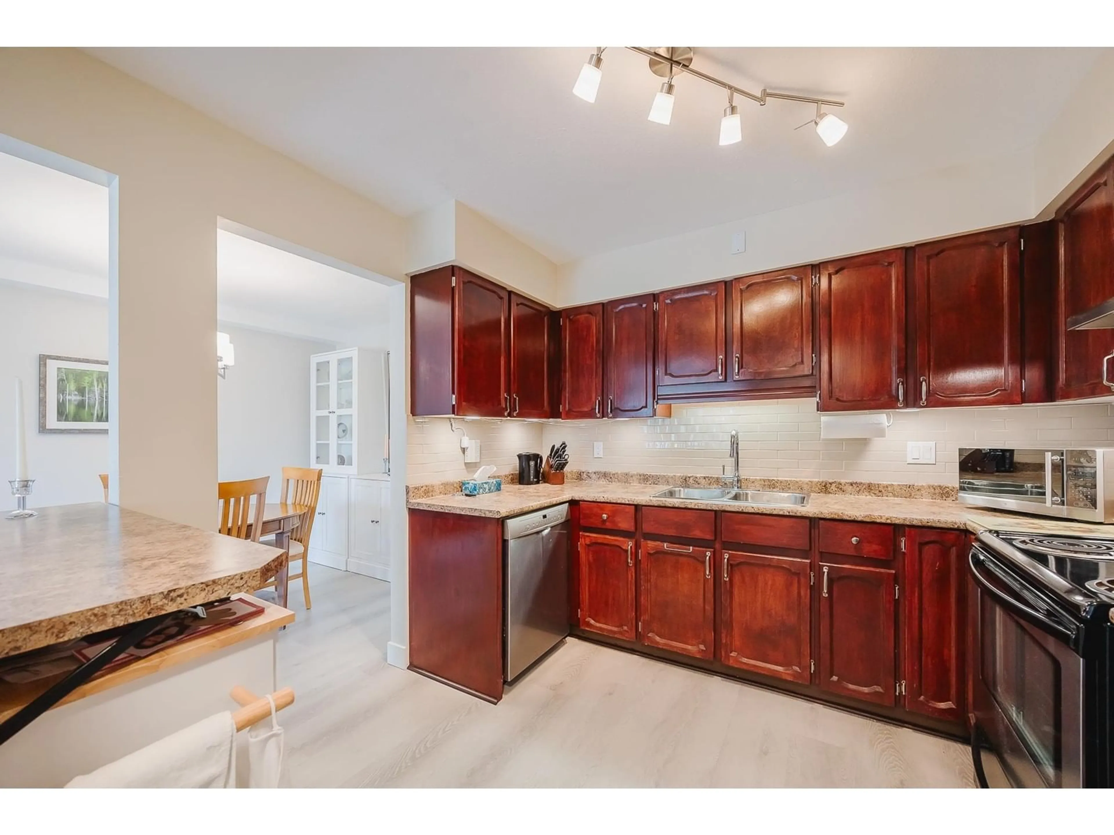 Standard kitchen, ceramic/tile floor for 107 - 32070 PEARDONVILLE, Abbotsford British Columbia V2T6N9