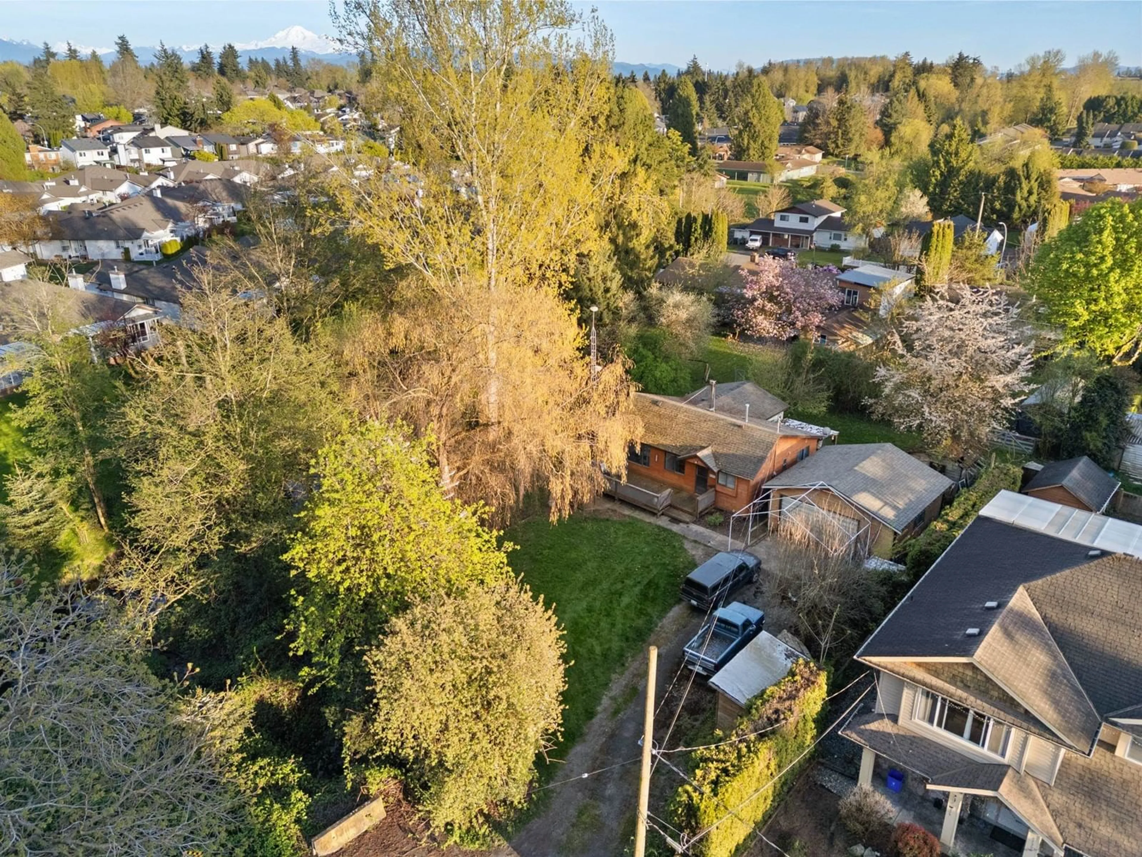 A pic from outside/outdoor area/front of a property/back of a property/a pic from drone, unknown for 27394 30, Langley British Columbia V3A2V3