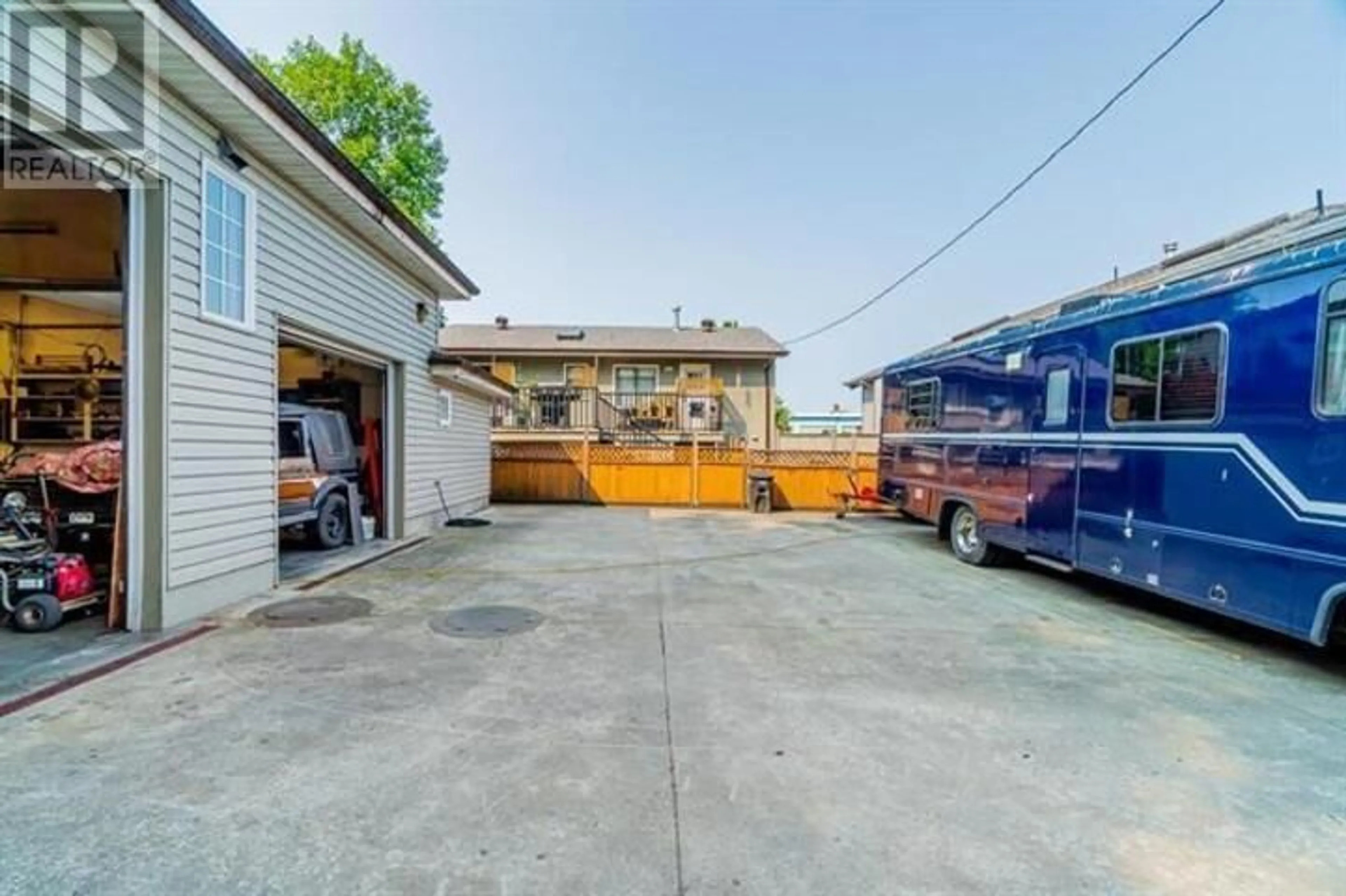 Indoor garage for 2720 BOUNDARY ROAD, Burnaby British Columbia V5M3Z6