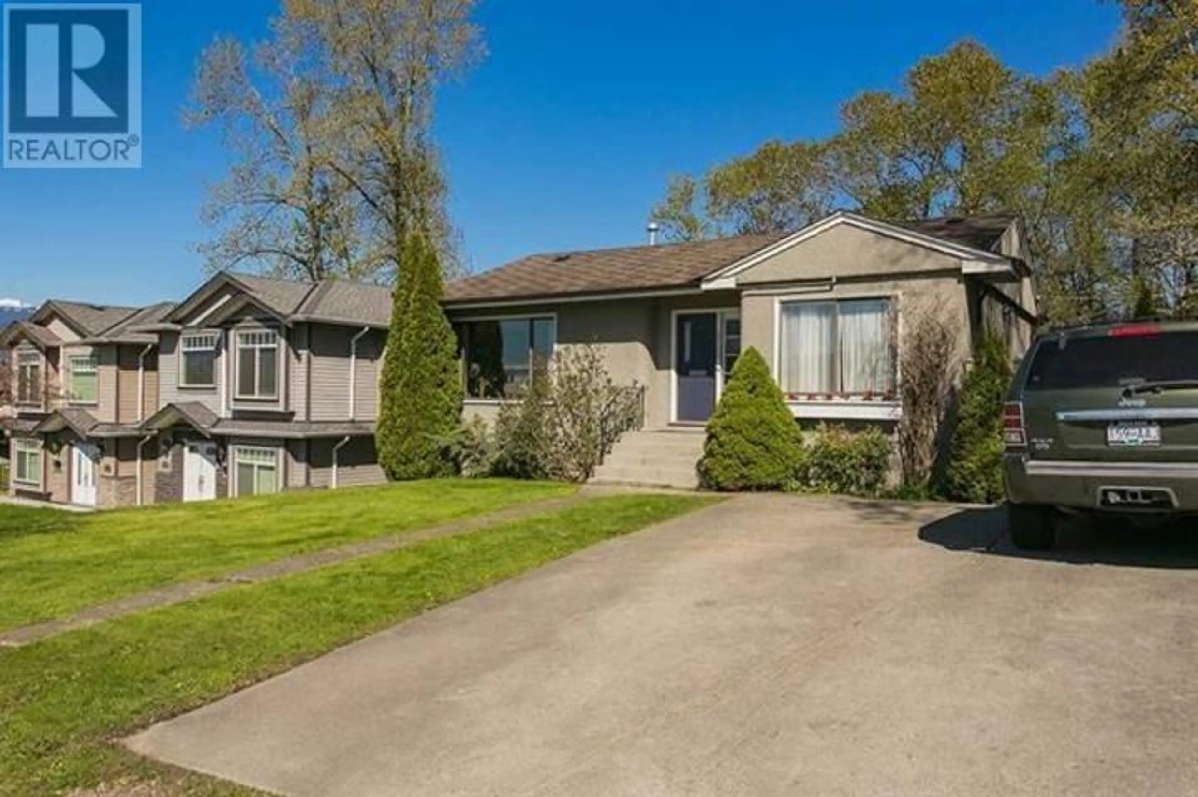 Home with vinyl exterior material, street for 2720 BOUNDARY ROAD, Burnaby British Columbia V5M3Z6