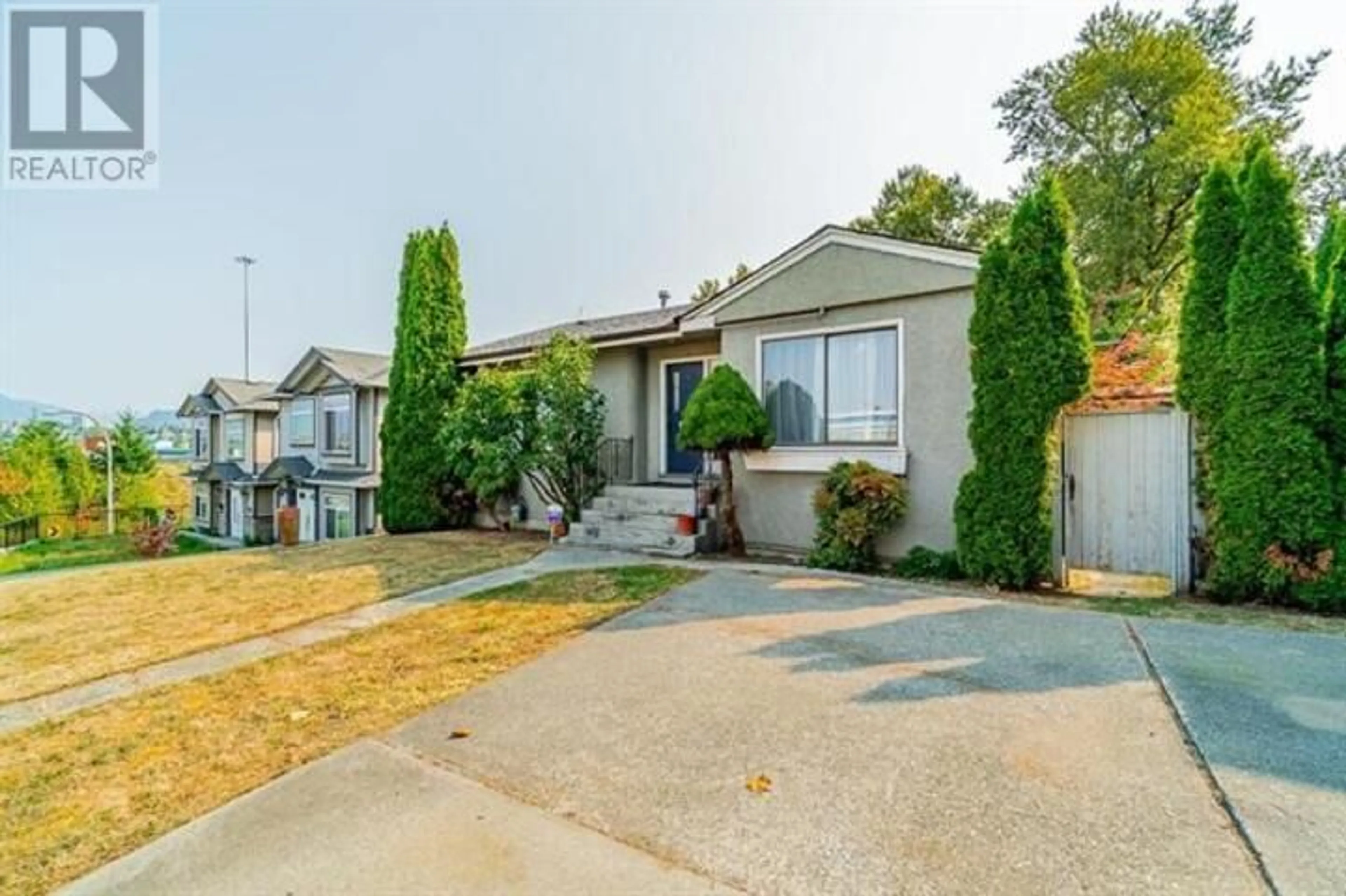 Home with vinyl exterior material, street for 2720 BOUNDARY ROAD, Burnaby British Columbia V5M3Z6