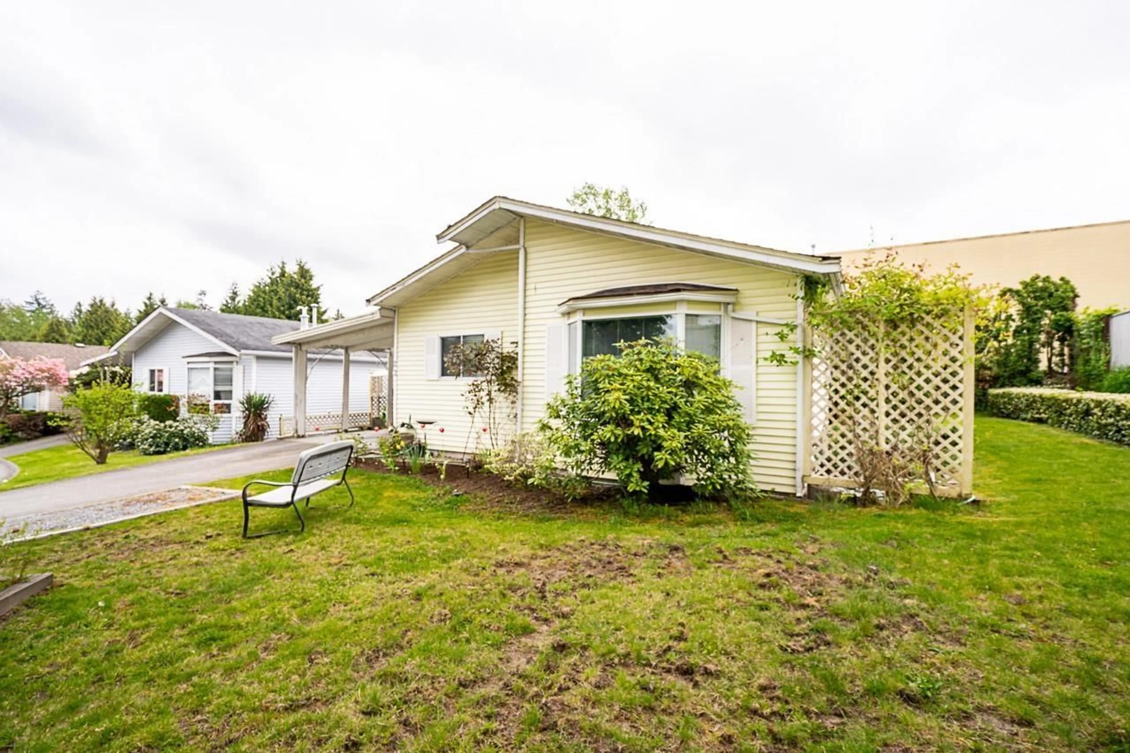 Patio, street for 22 - 8078 KING GEORGE, Surrey British Columbia V3W5B5
