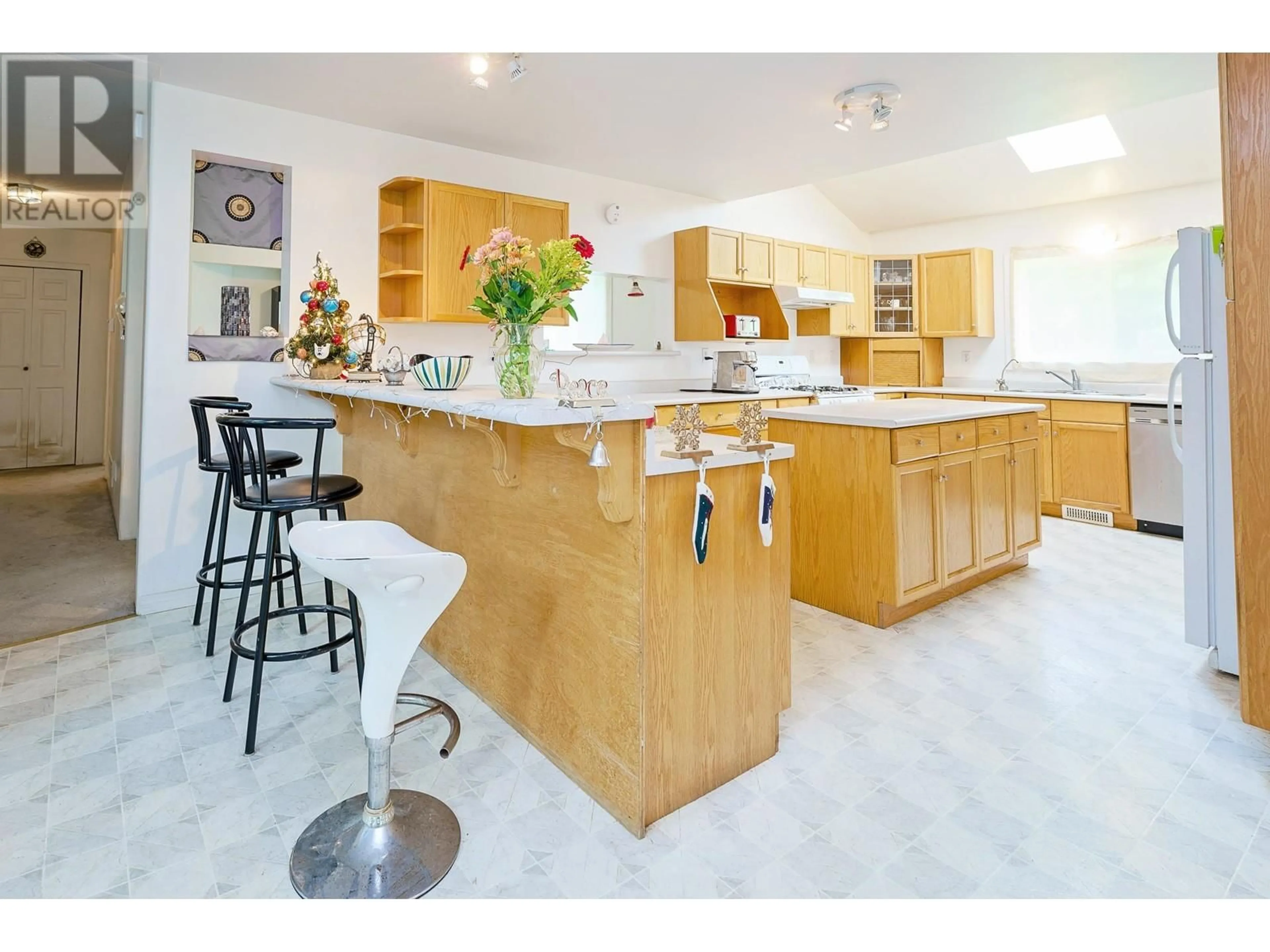 Open concept kitchen, ceramic/tile floor for 11885 264 STREET, Maple Ridge British Columbia V2W1P9