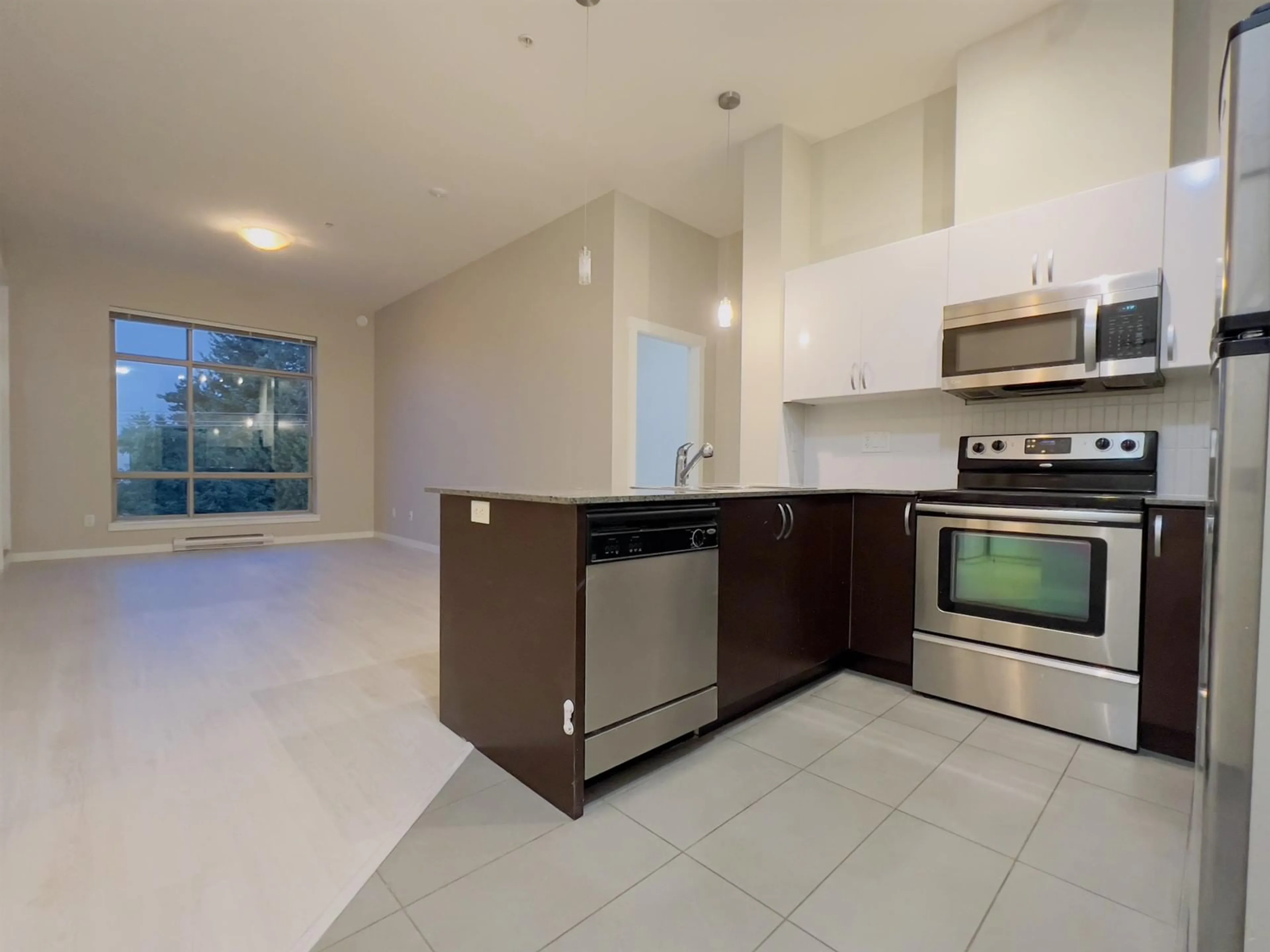 Open concept kitchen, ceramic/tile floor for 520 - 13789 107A, Surrey British Columbia V3T0B8