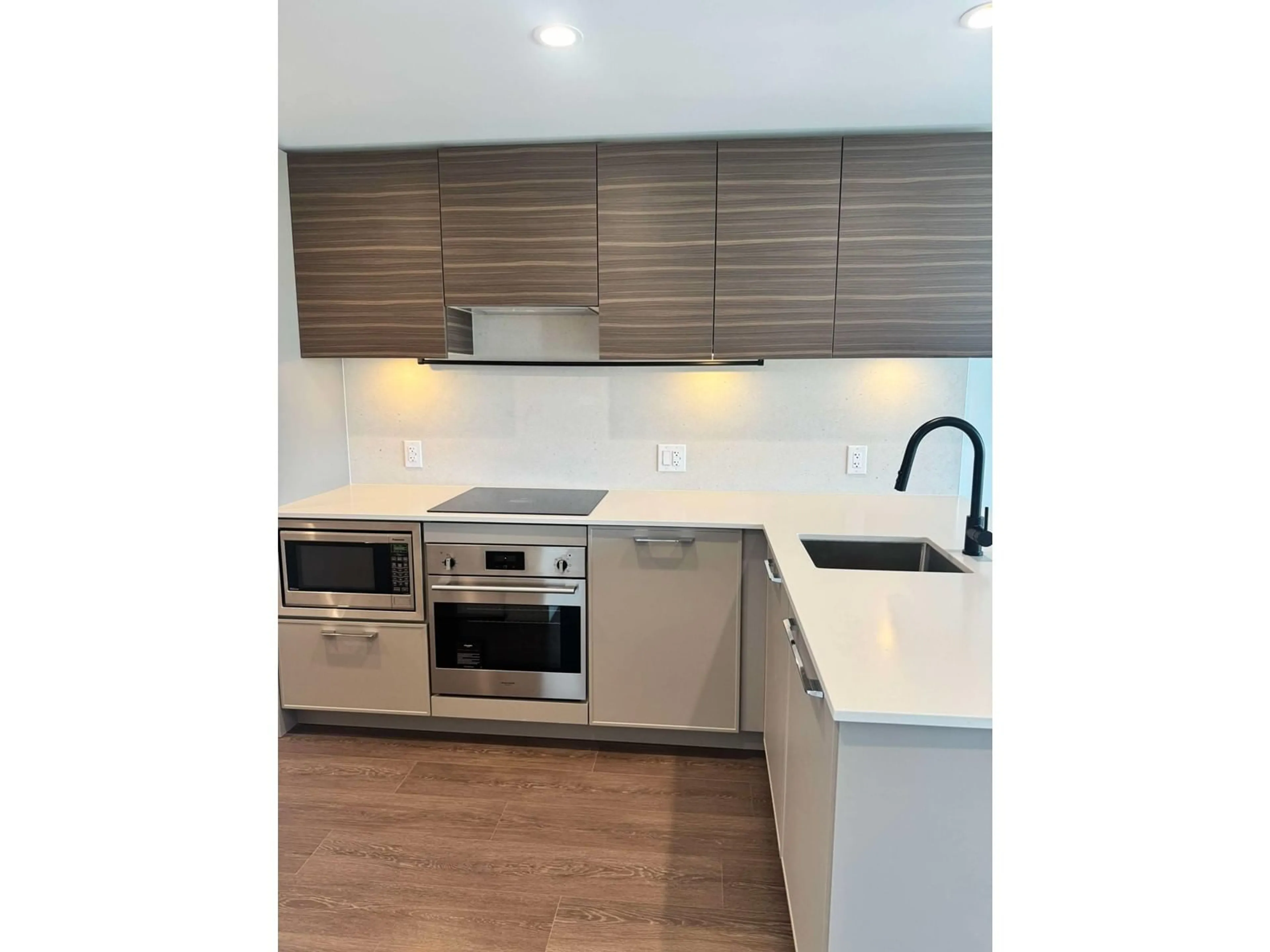 Standard kitchen, wood/laminate floor for 1908 - 13725 GEORGE JUNCTION, Surrey British Columbia V3T4Y3