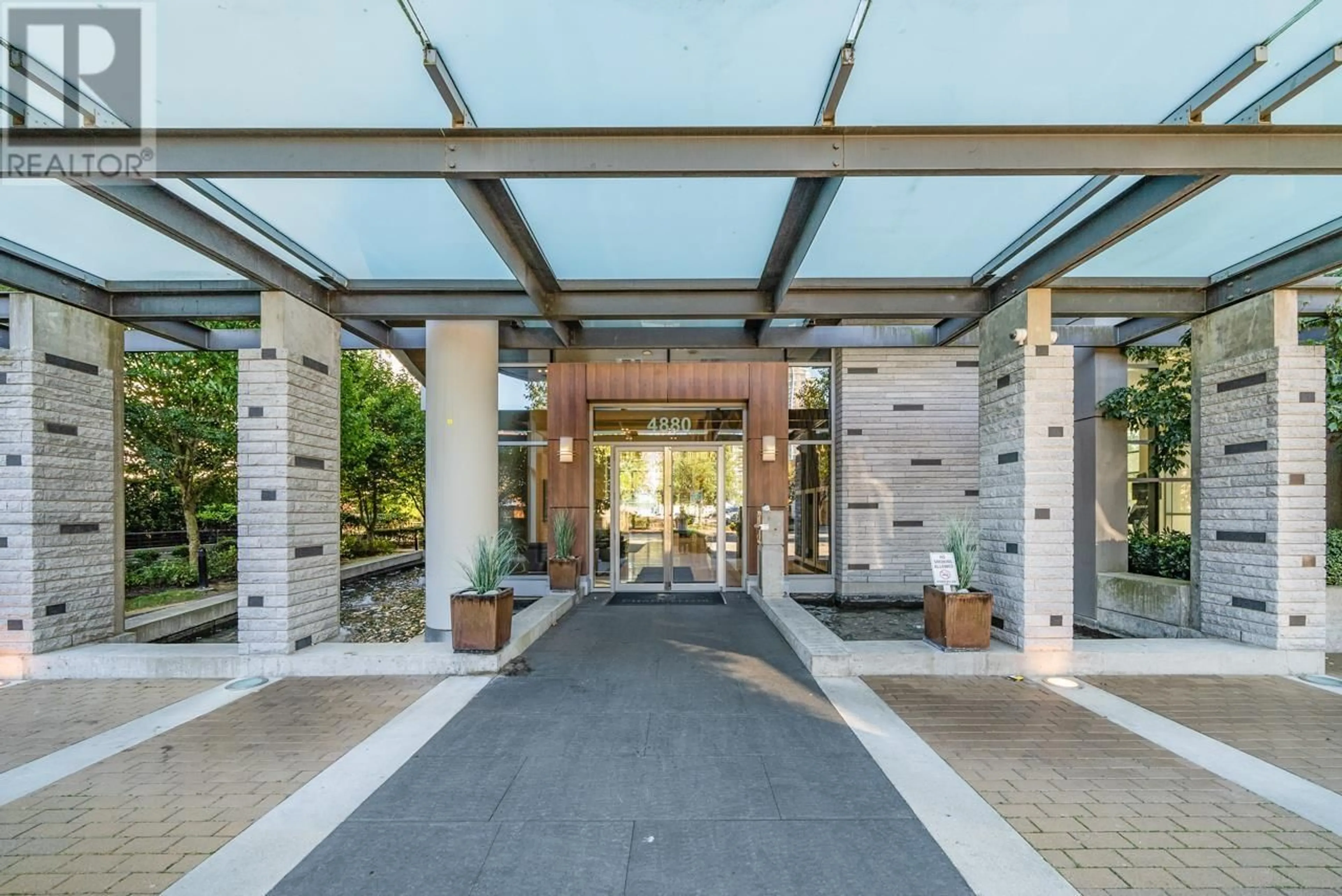 Indoor foyer for 705 - 4880 BENNETT STREET, Burnaby British Columbia V5H0C1