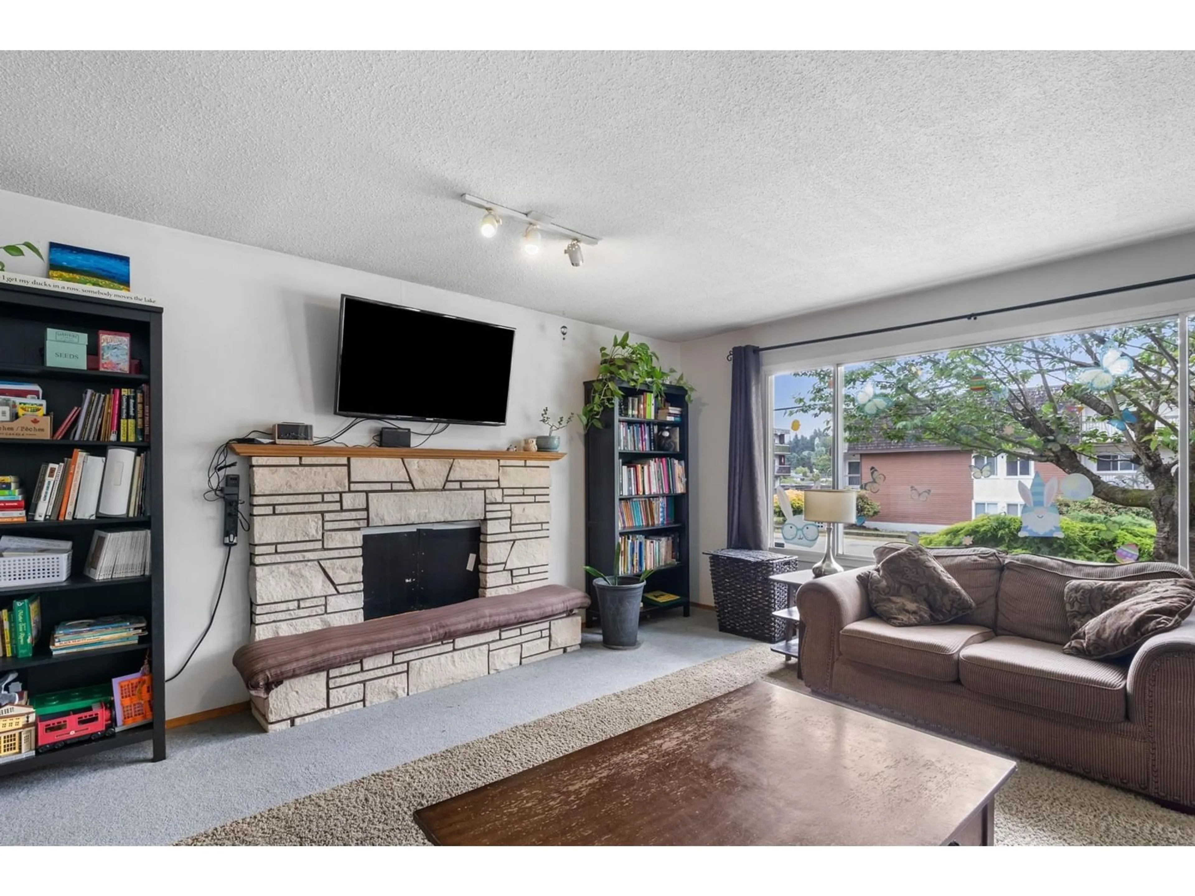 Living room with furniture, unknown for 33847 FERN, Abbotsford British Columbia V2S1G4