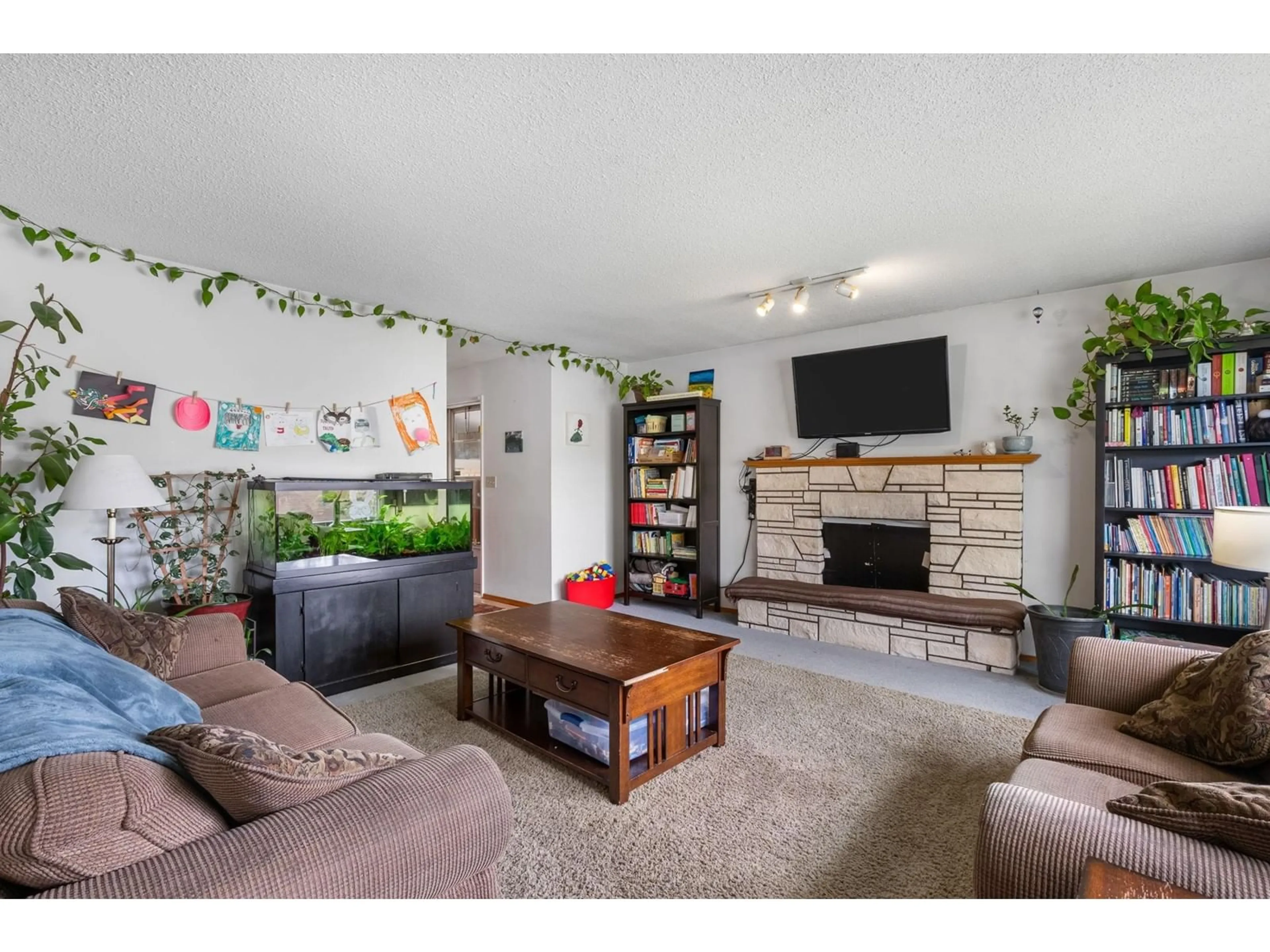 Living room with furniture, unknown for 33847 FERN, Abbotsford British Columbia V2S1G4