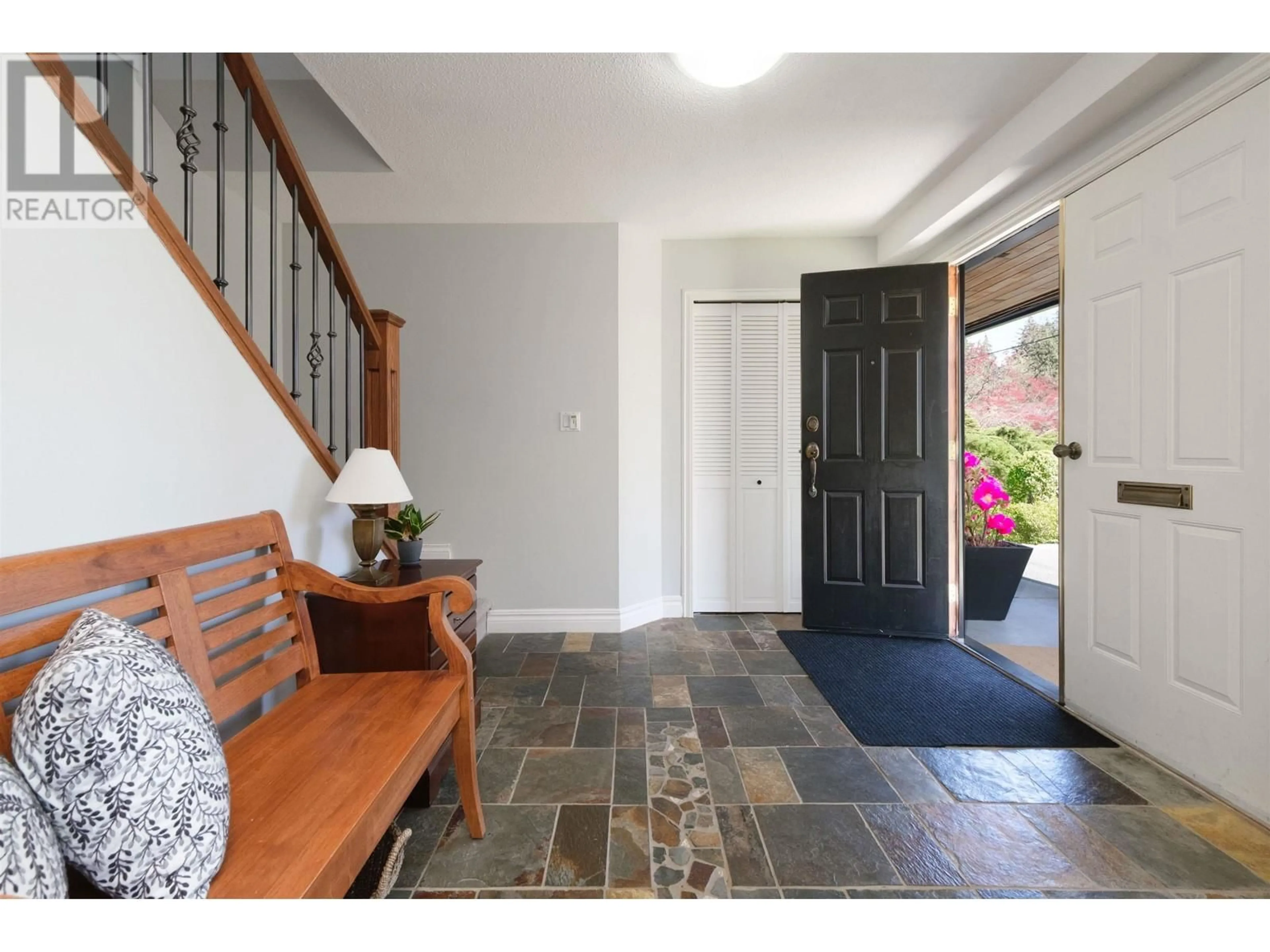 Indoor entryway for 4627 VALLEY ROAD, North Vancouver British Columbia V7K2M1