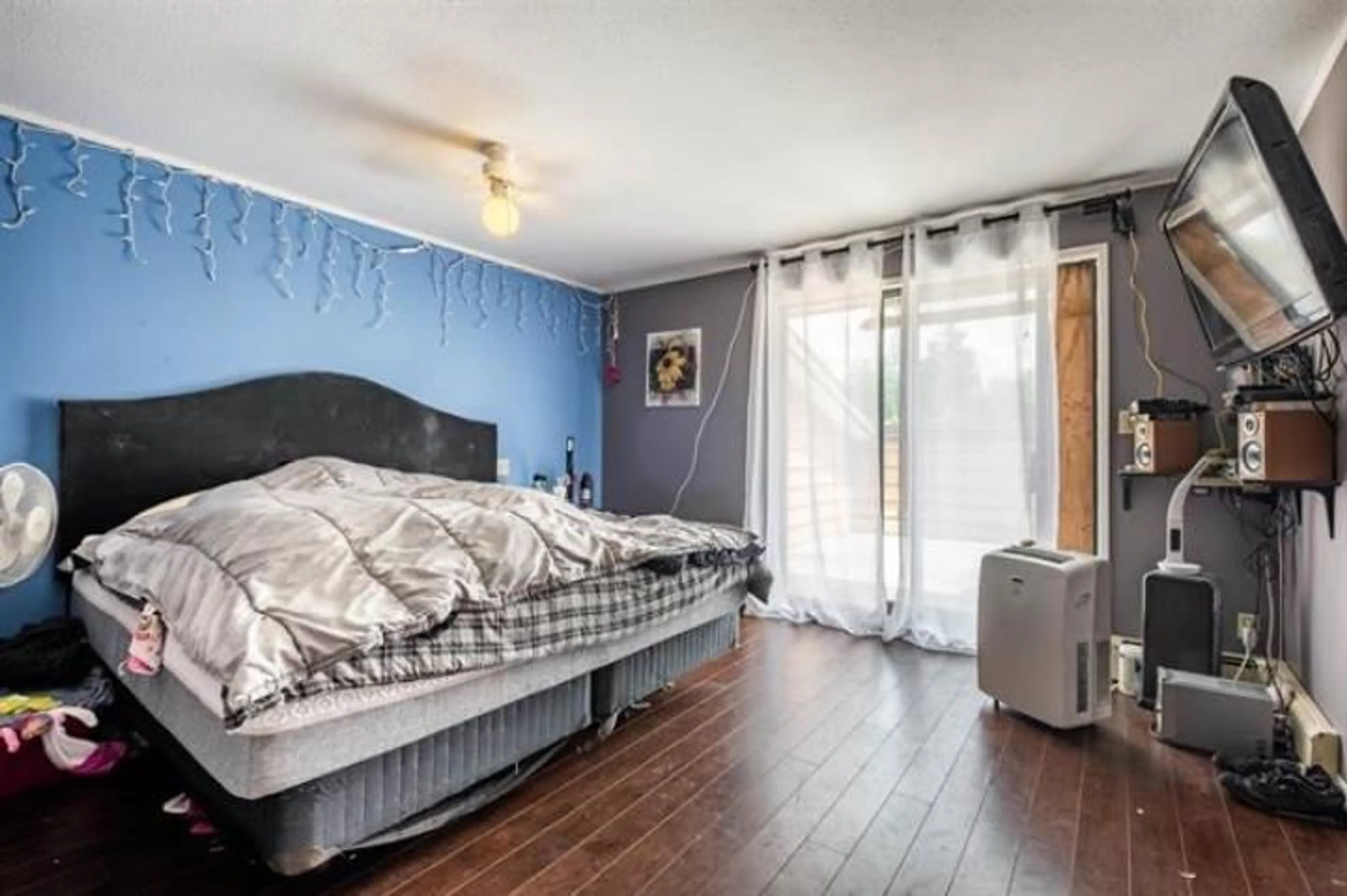 Bedroom with bed, wood/laminate floor for 6091 172, Surrey British Columbia V3S4Y2