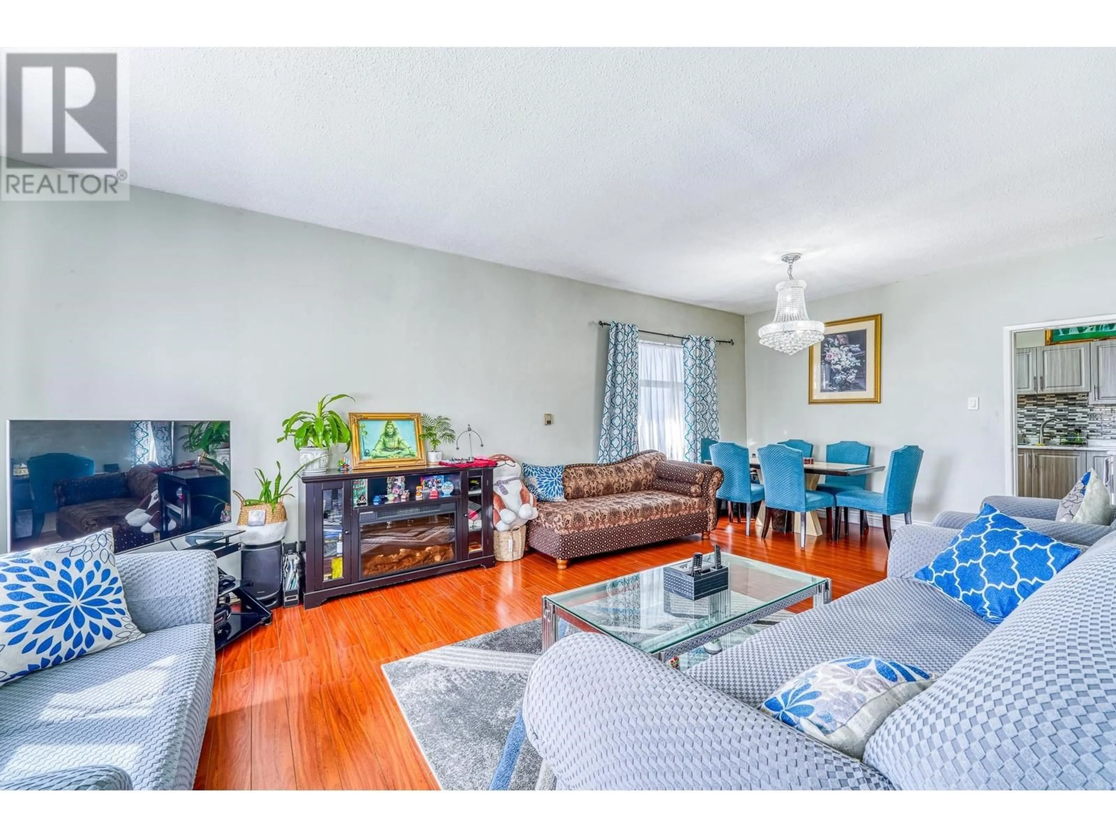 Living room with furniture, wood/laminate floor for 483 47TH AVENUE, Vancouver British Columbia V5W2B3