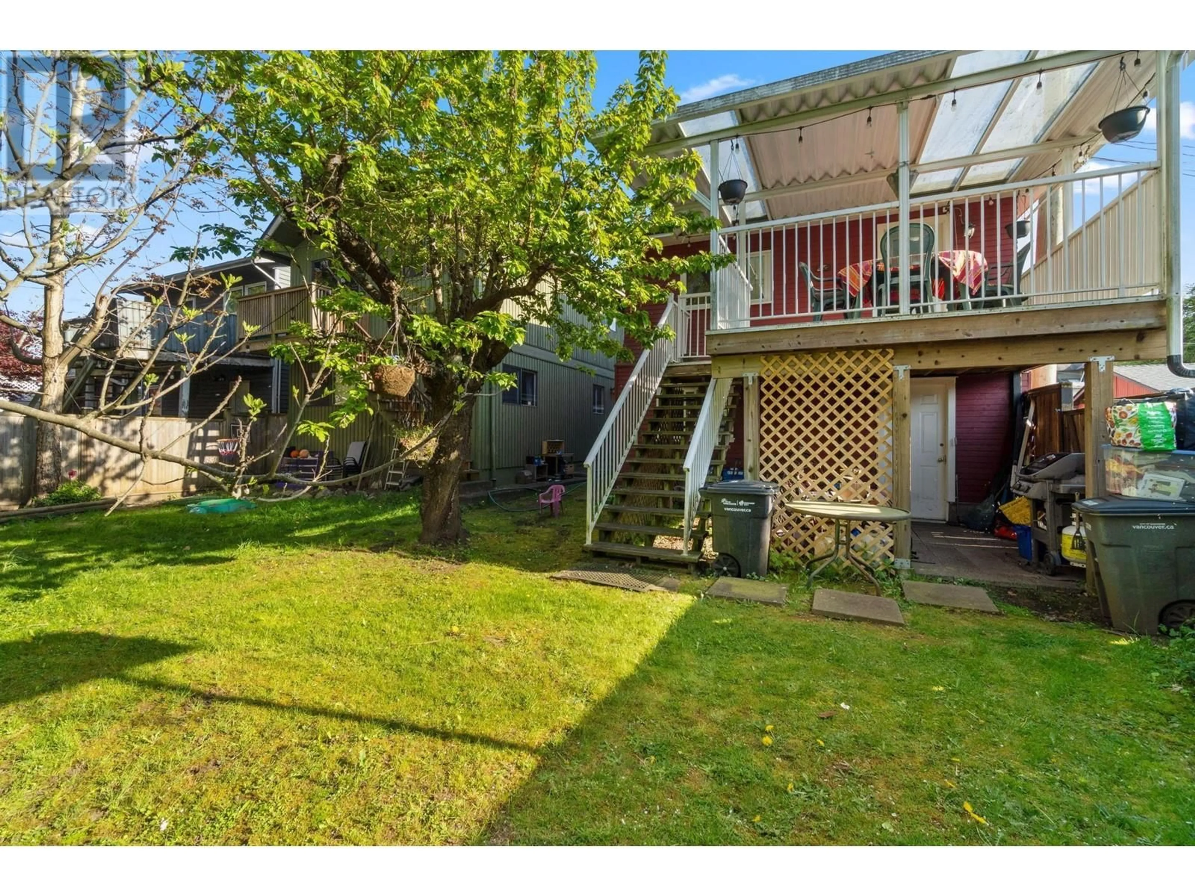 A pic from outside/outdoor area/front of a property/back of a property/a pic from drone, street for 19 26TH AVENUE, Vancouver British Columbia V5V2G6