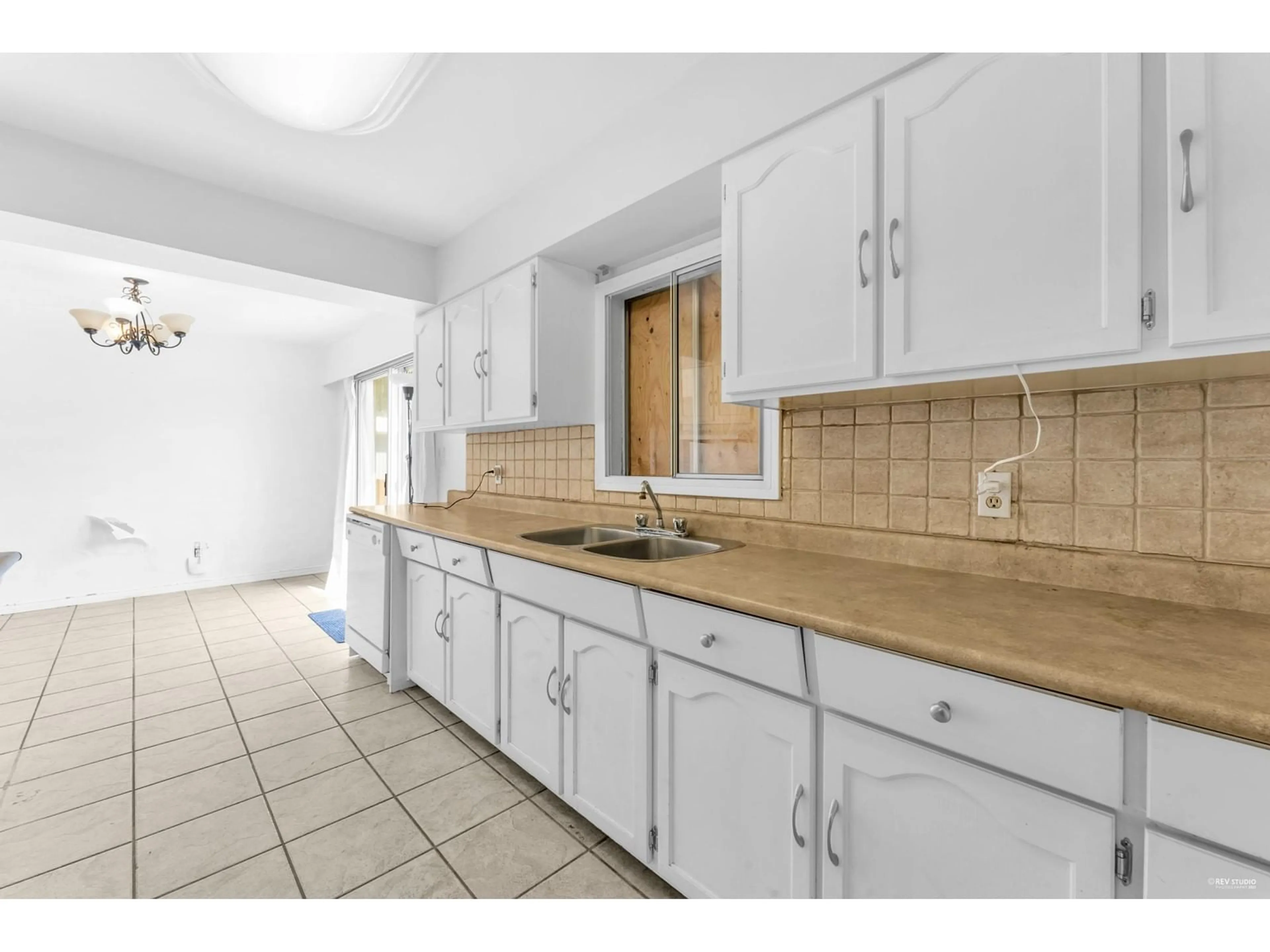 Standard kitchen, ceramic/tile floor for 9710 CARLETON STREET, Chilliwack British Columbia V2P6E3