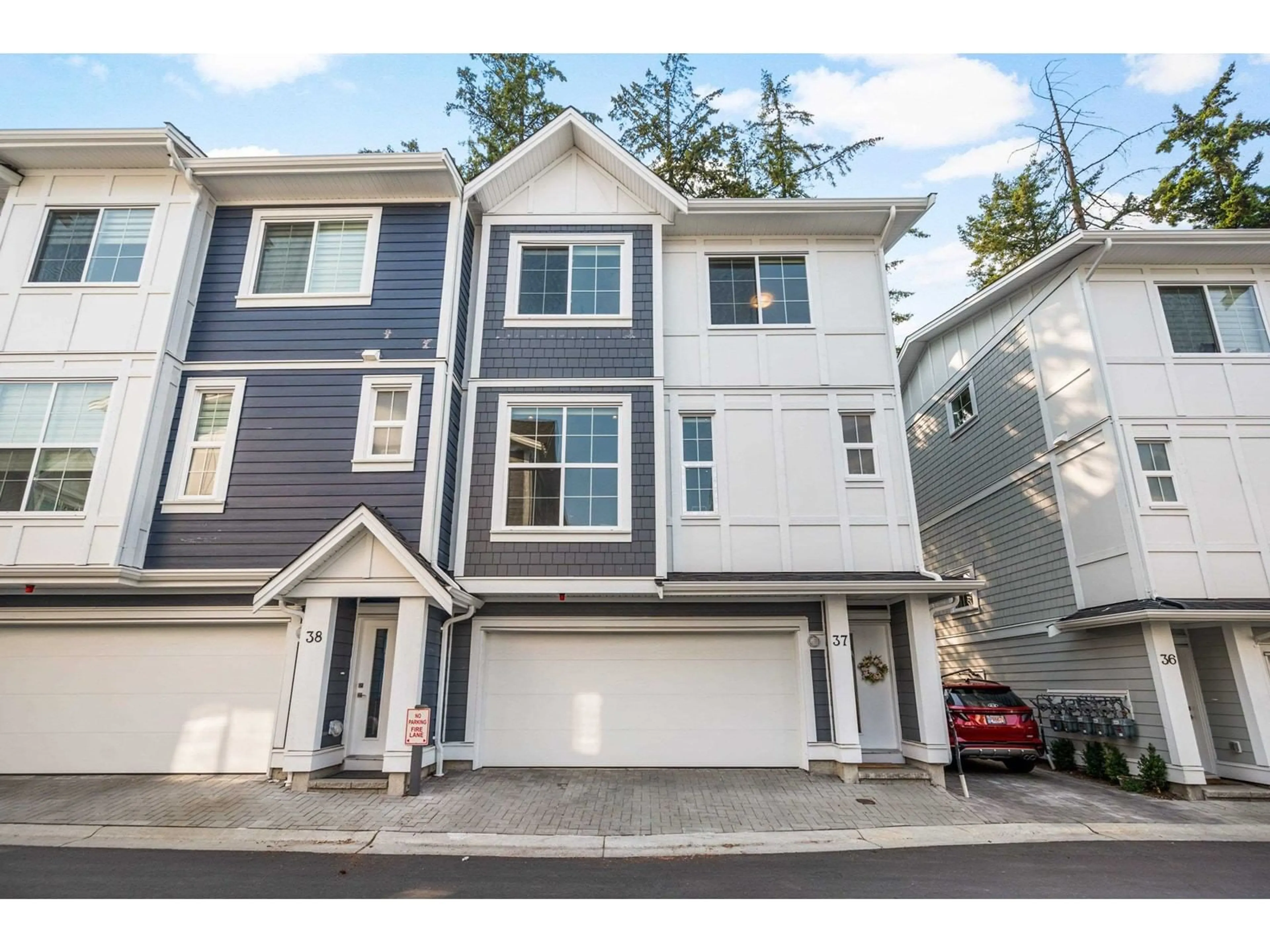 Home with vinyl exterior material, street for 37 - 20321 80, Langley British Columbia V2Y3S3