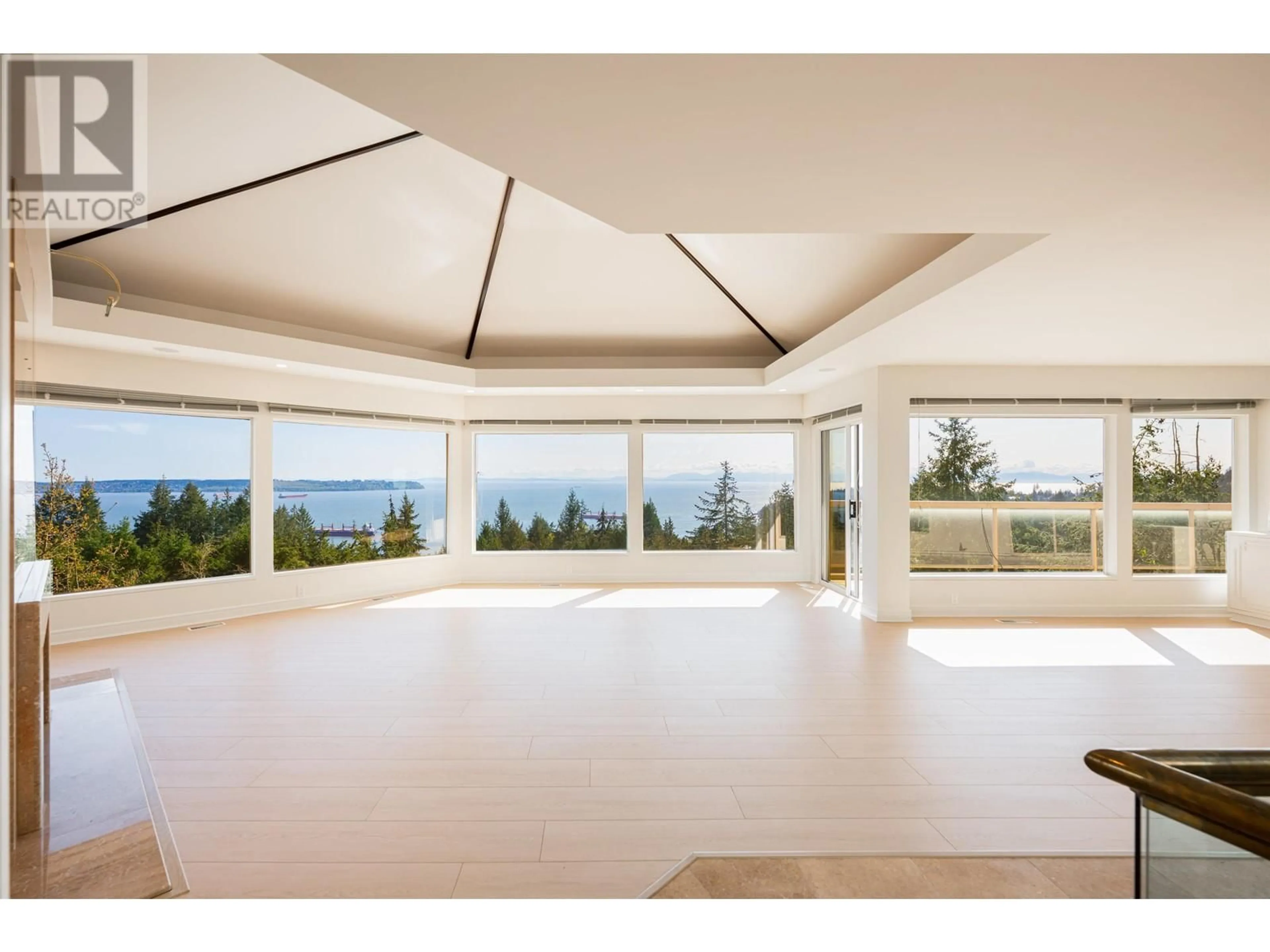 Indoor foyer for 4060 ALMONDEL ROAD, West Vancouver British Columbia V7V3L5