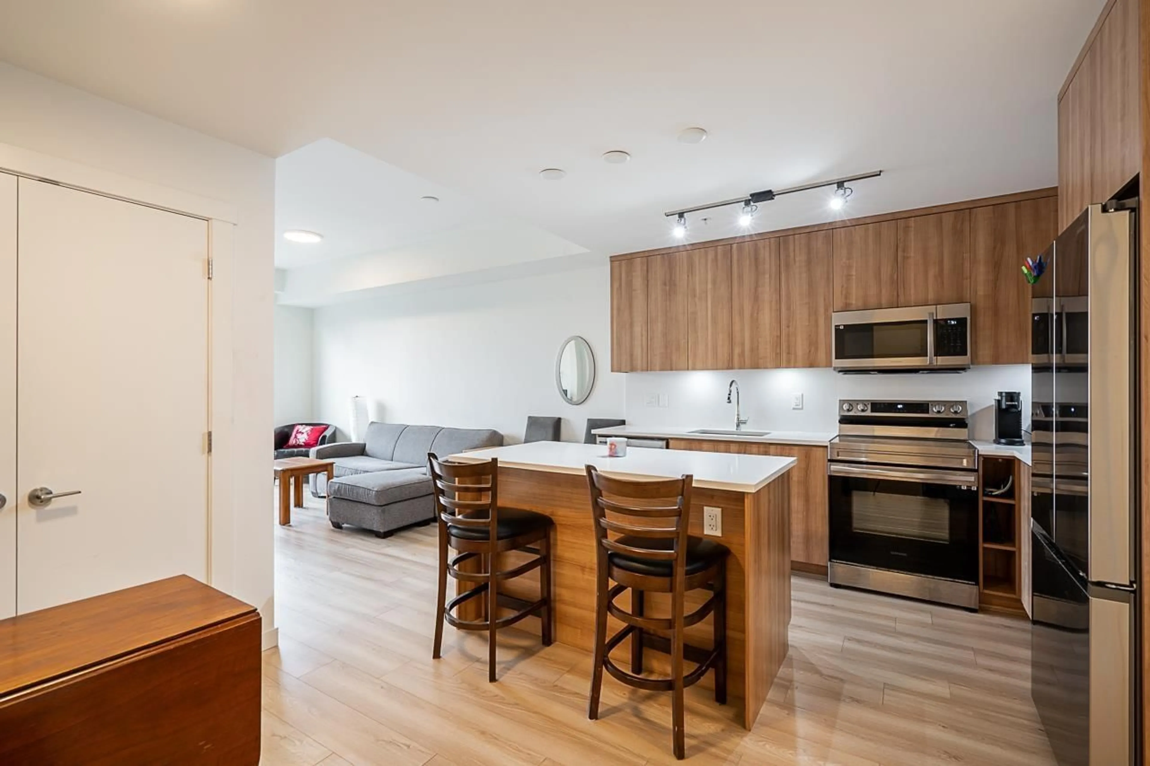 Open concept kitchen, wood/laminate floor for 404 - 5420 208, Langley British Columbia V3A2J9