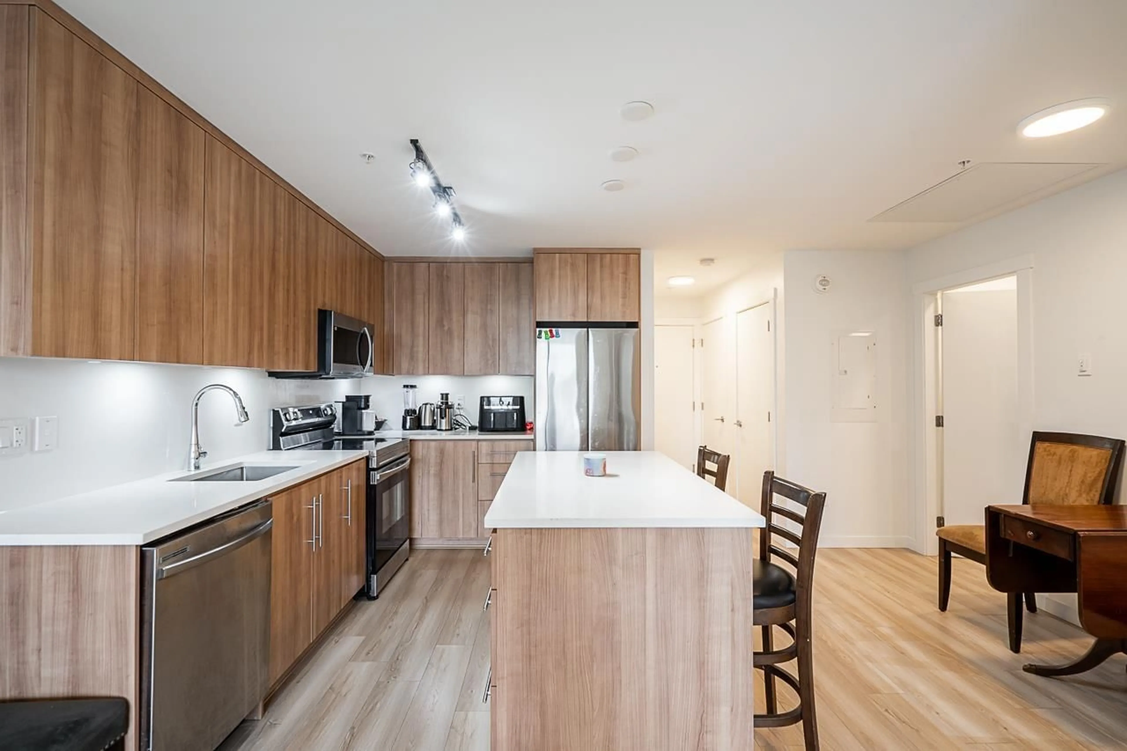 Open concept kitchen, wood/laminate floor for 404 - 5420 208, Langley British Columbia V3A2J9