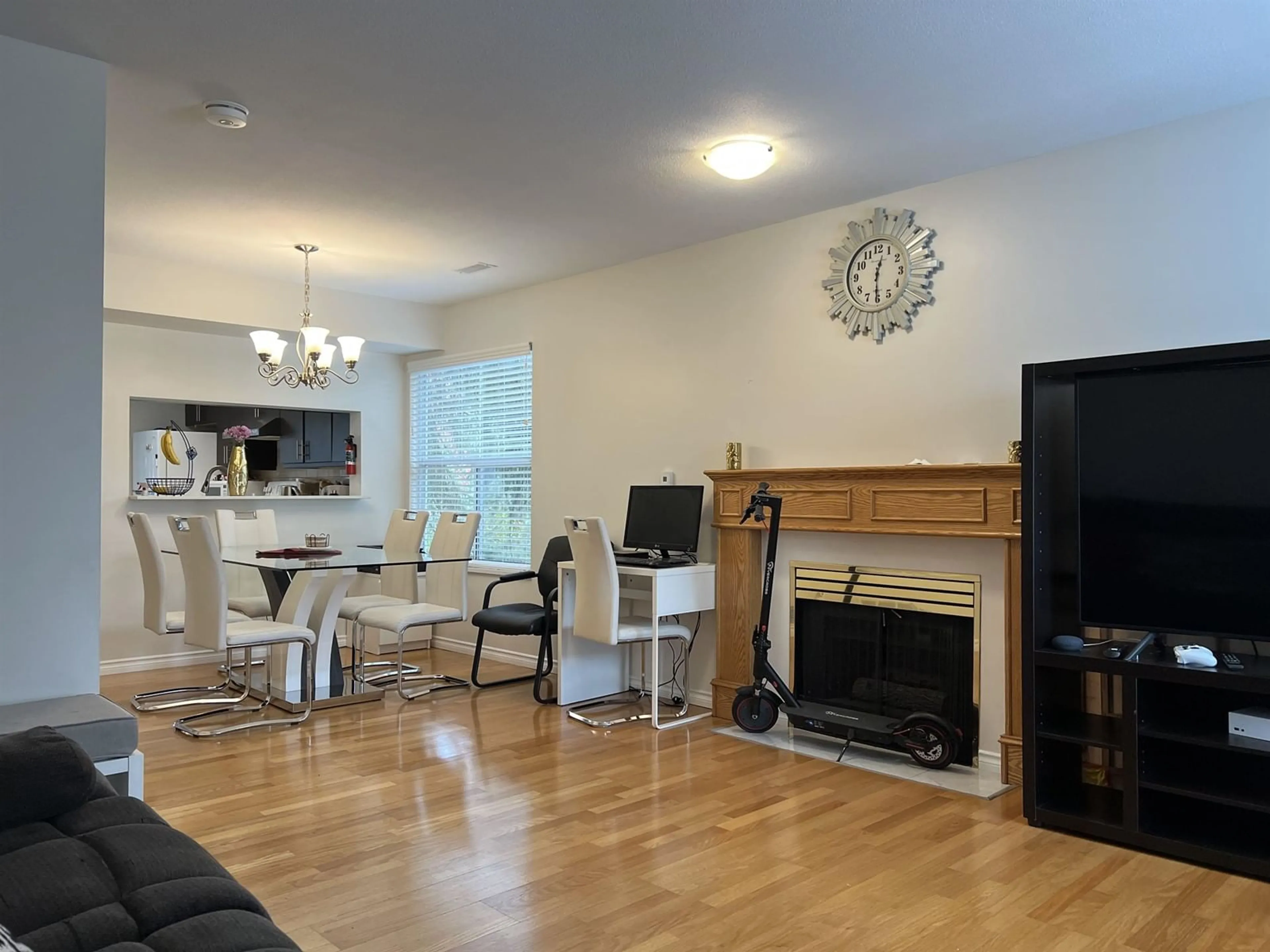 Living room with furniture, wood/laminate floor for 34 - 13706 74, Surrey British Columbia V3W1K3