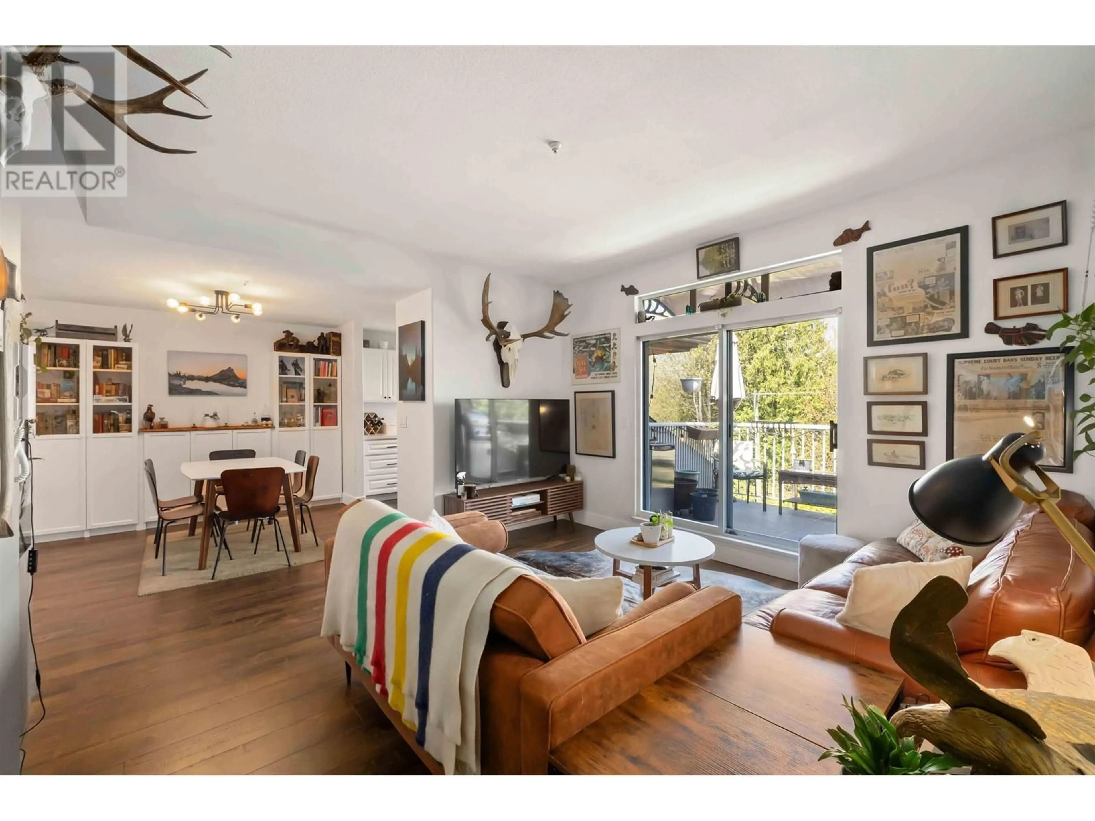 Living room with furniture, wood/laminate floor for 401 - 20556 113 AVENUE, Maple Ridge British Columbia V2X1Z3