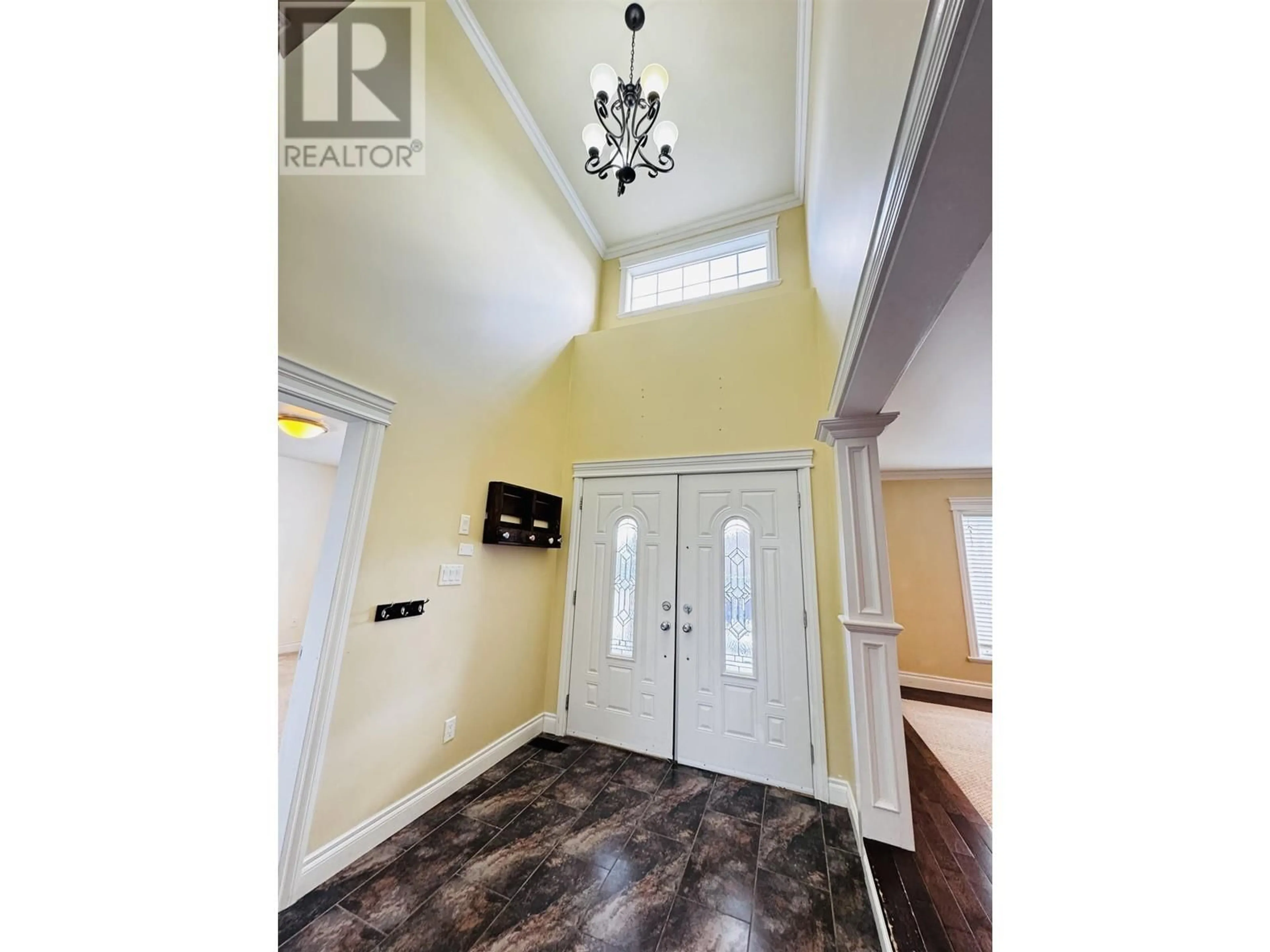 Indoor foyer for 3308 CHARTWELL AVENUE, Prince George British Columbia V2N6Z8