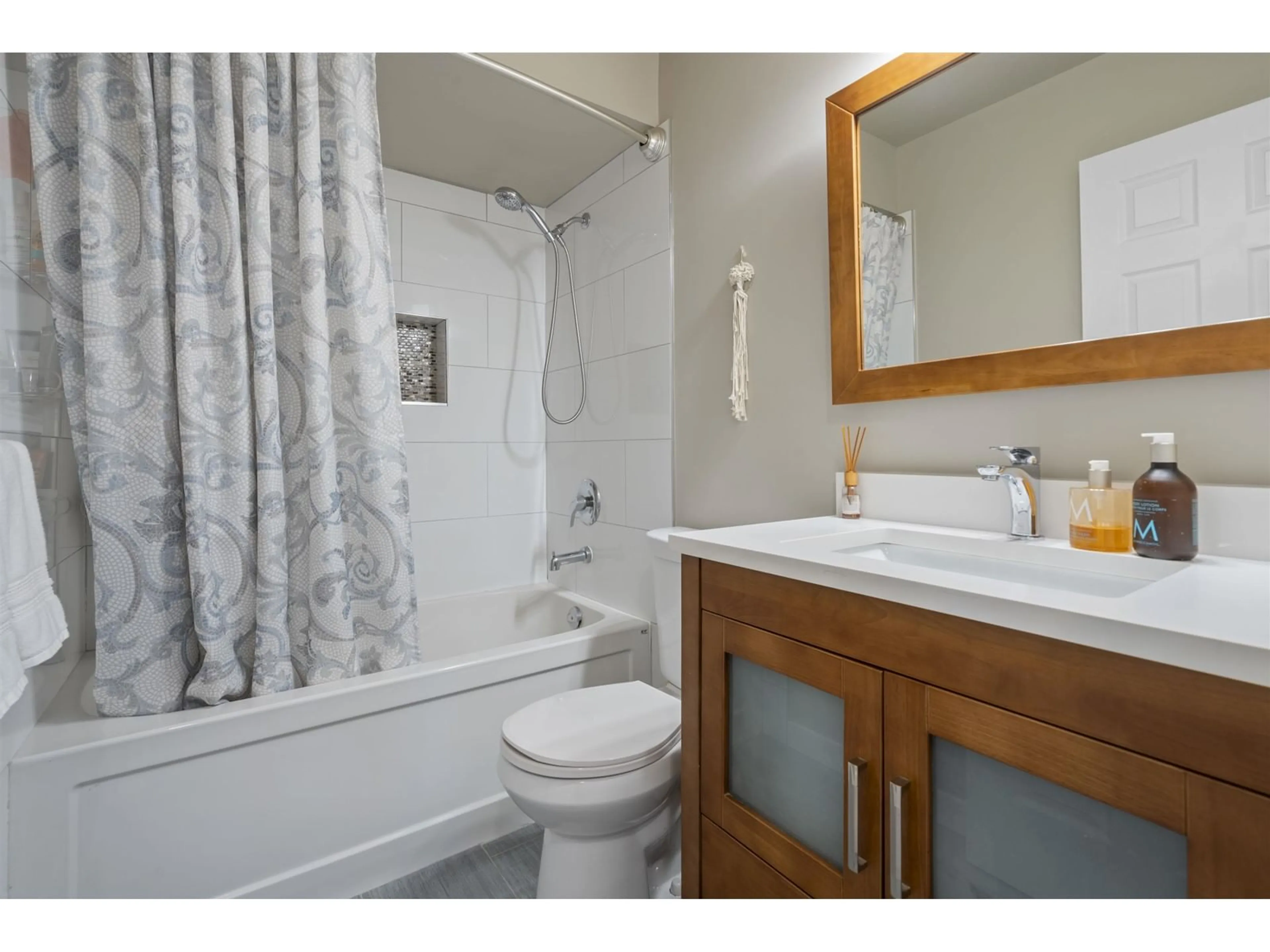 Standard bathroom, unknown for 1503 - 10620 150, Surrey British Columbia V3R7K2