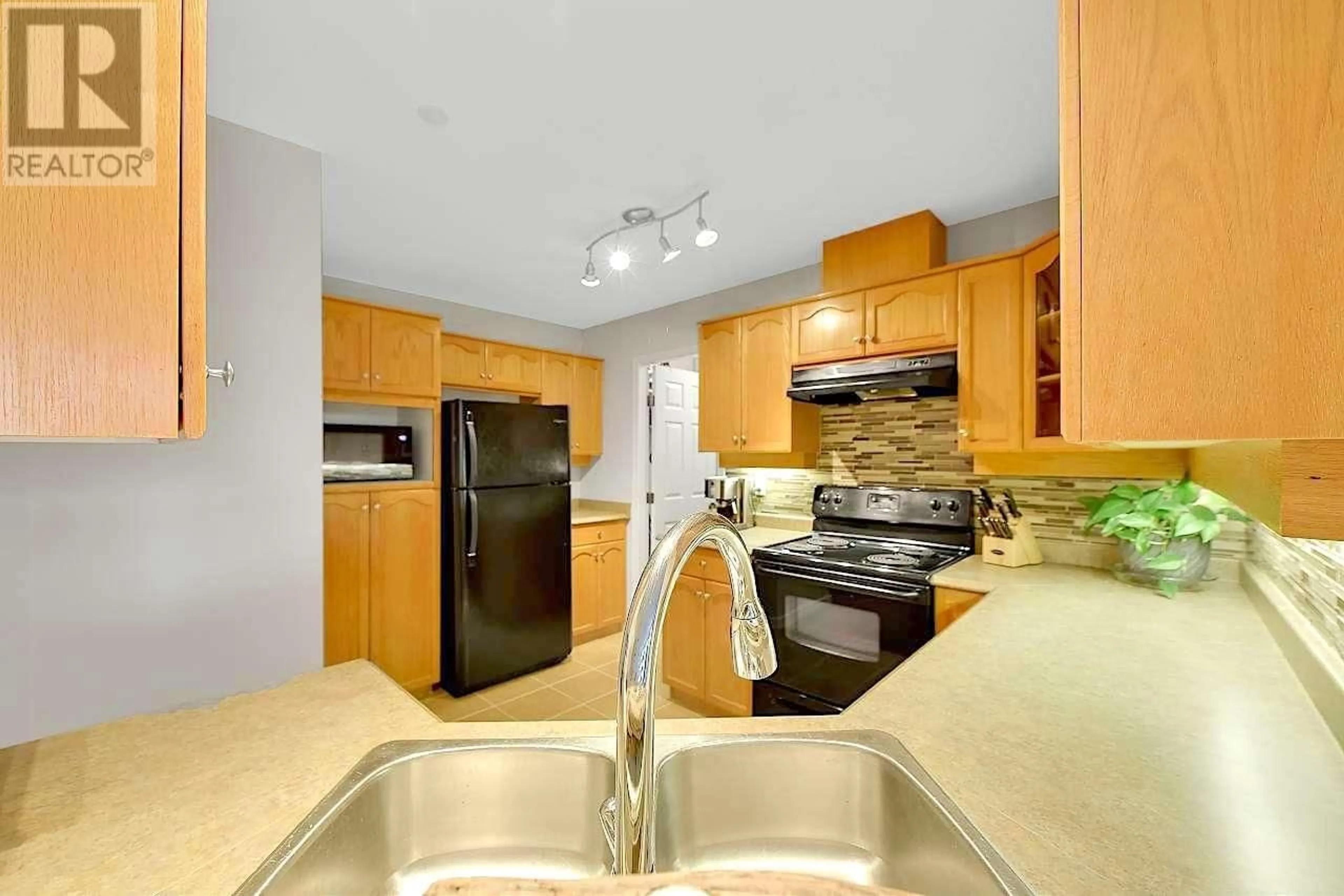 Standard kitchen, ceramic/tile floor for 212 - 12464 191B STREET, Pitt Meadows British Columbia V3Y2P6